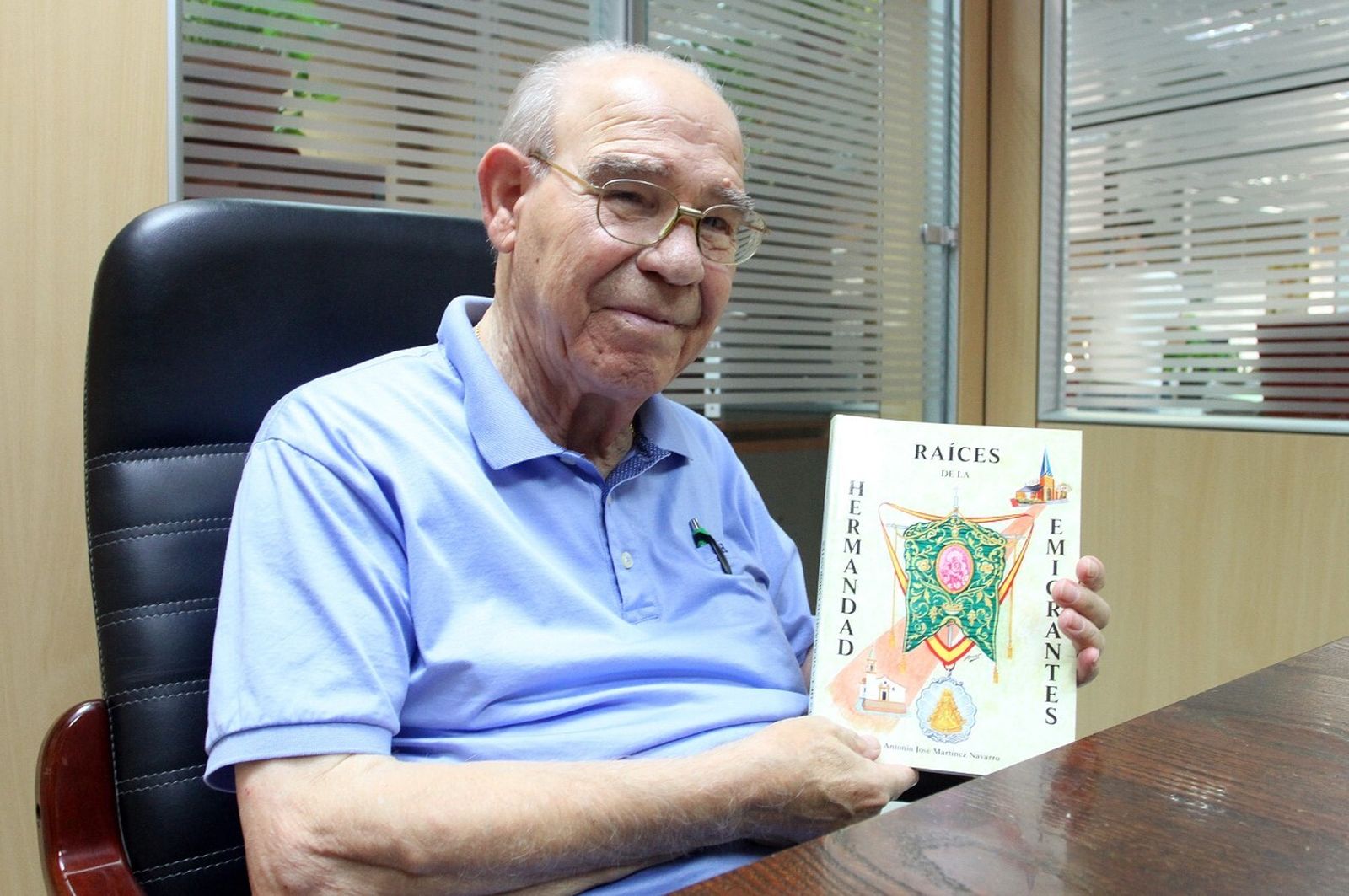 Juan Gil, fundador de la Hermandad de Emigrantes, en la sede de Huelva Información.