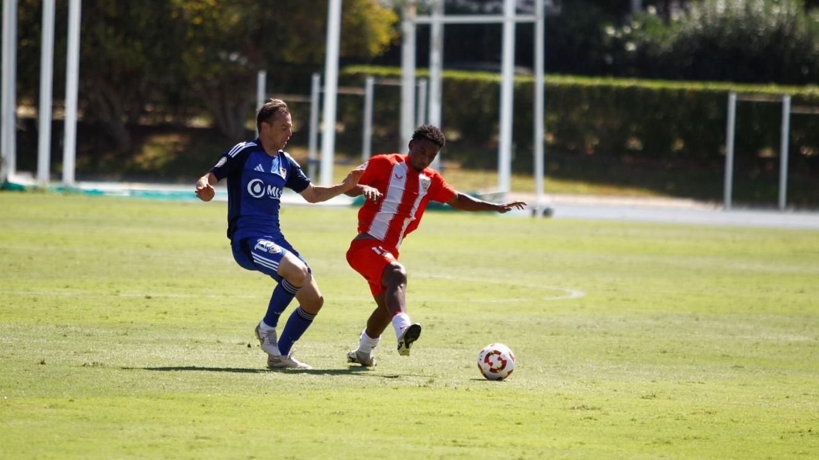 Hugo Neves protege el balón bajo la presión de Javi Lara.