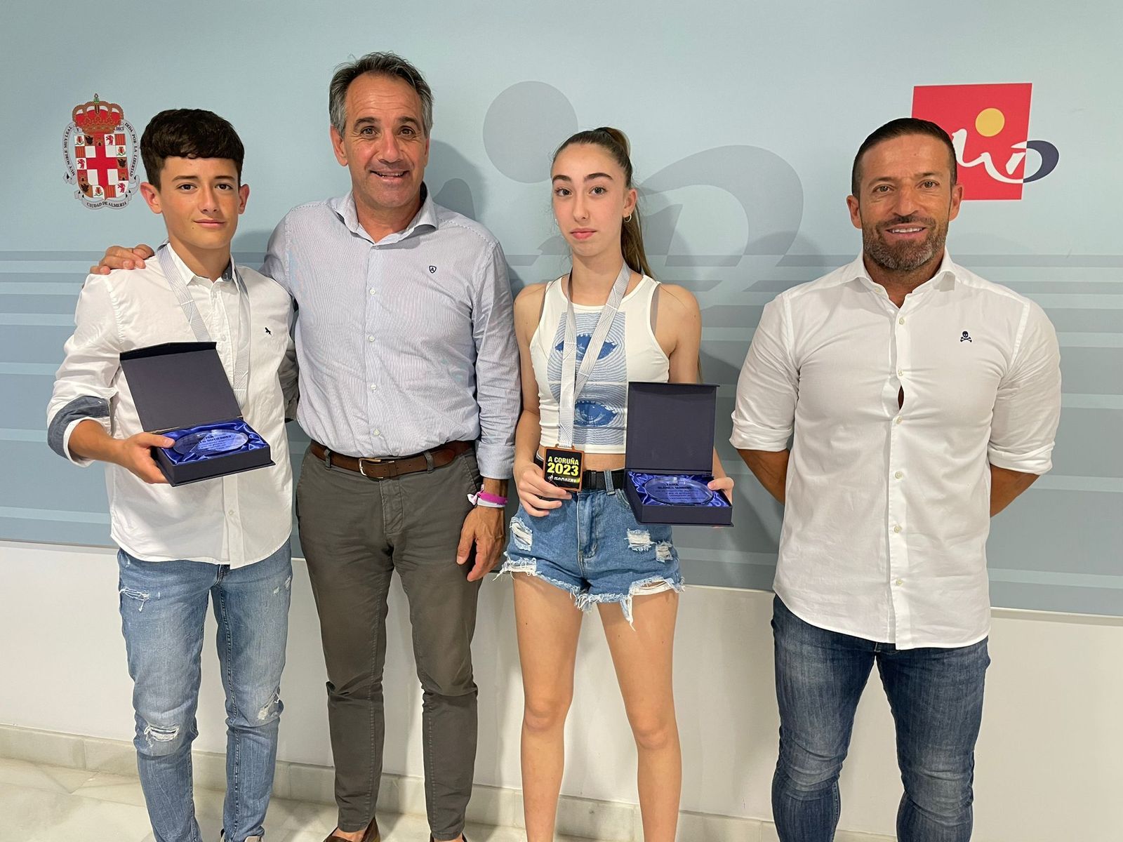 Juanjo Segura posa junto a los karatecas de la EDM Kanku que ganaron en la Liga Mundial Youth League