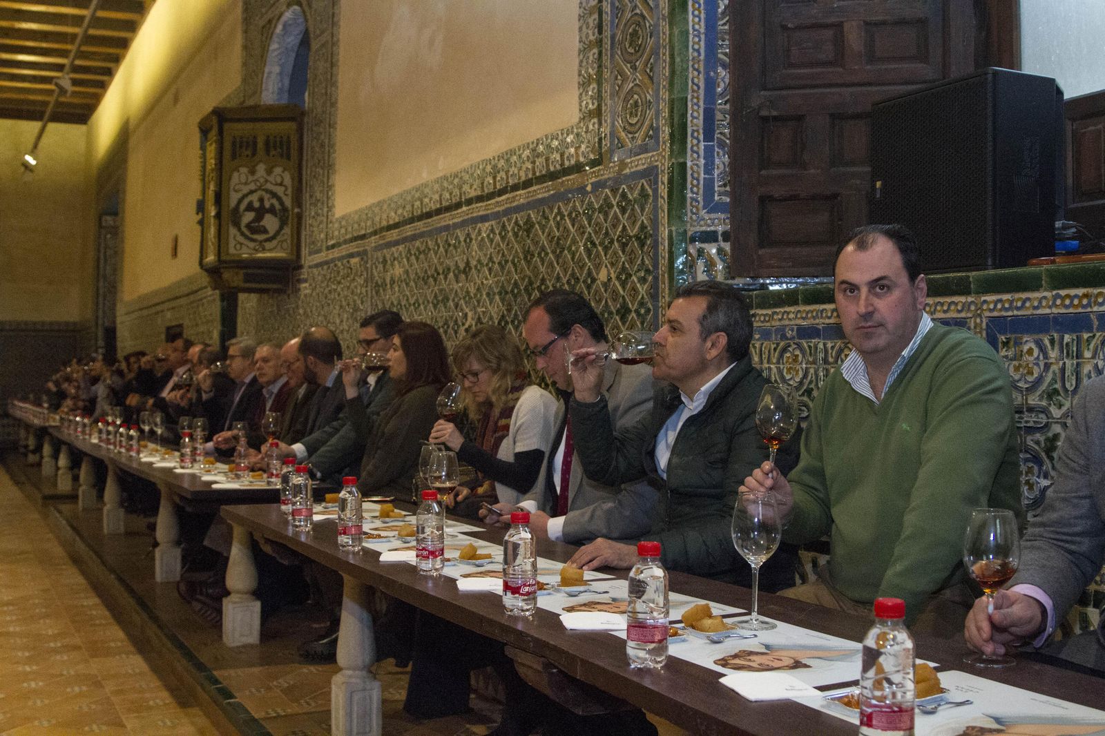 Los asistentes degustan los dulces de las monjas maridados con Eva Cream.