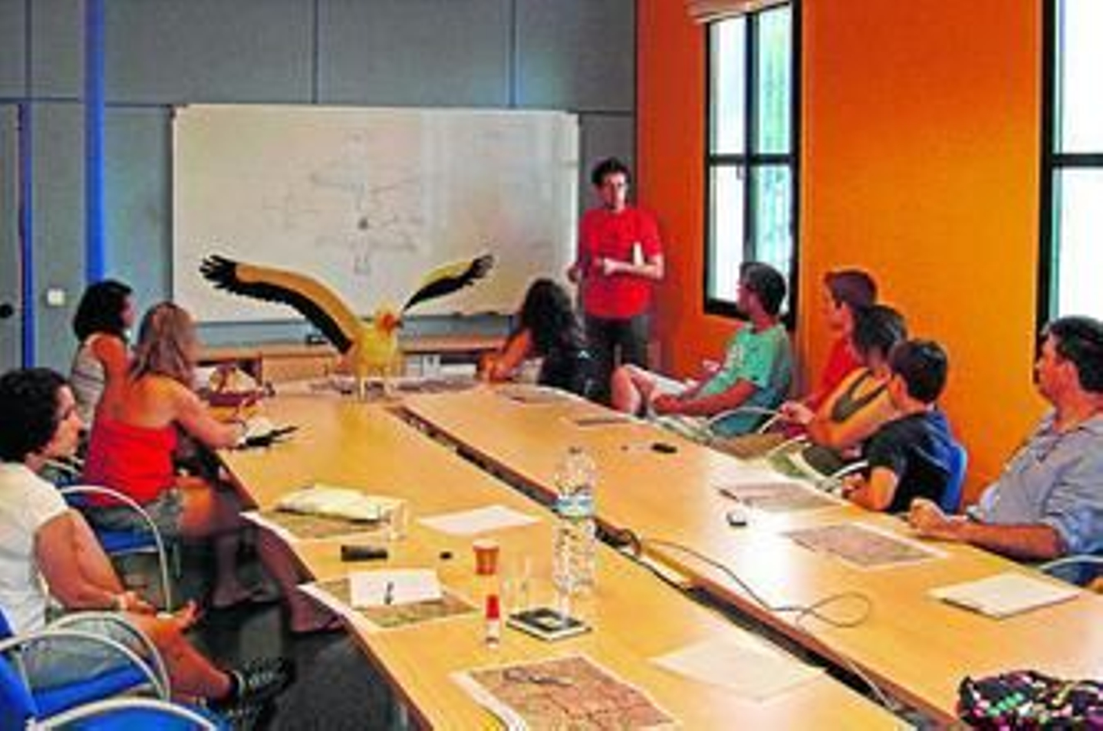 La patrulla de búsqueda del alimoche se reúne para avistar al ave.