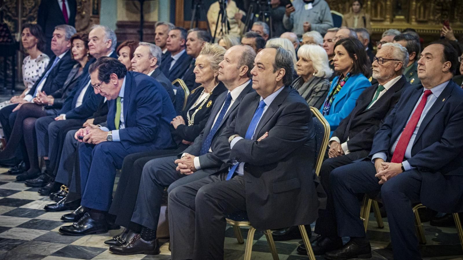 Una imagen de algunos de los asistentes al acto institucional tras el Pleno extraordinario del Tribunal Constitucional en Cádiz.
