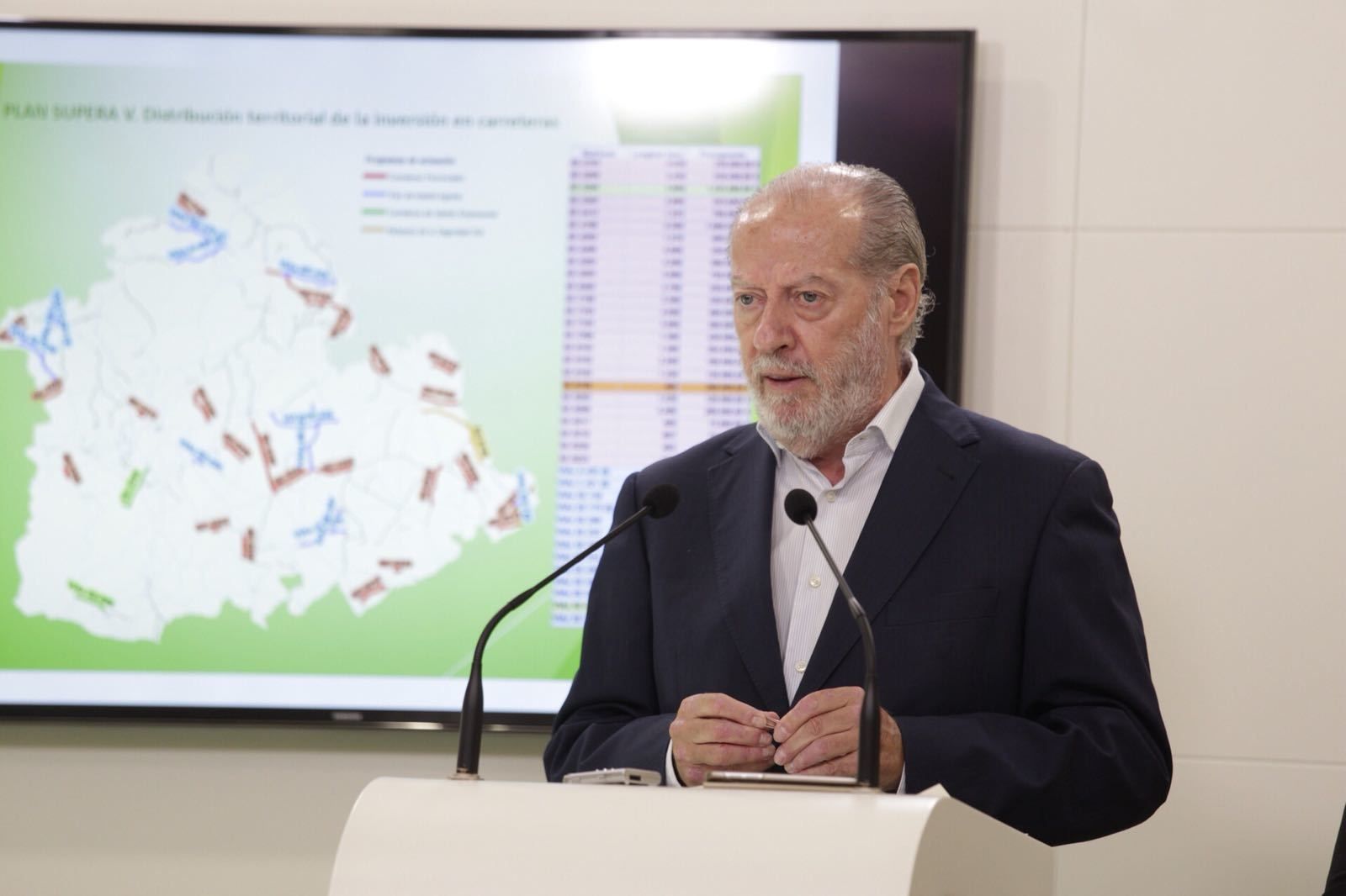 El presidente de la Diputación, Fernando Rodríguez Villalobos, junto al mapa con las inversiones en carreteras.