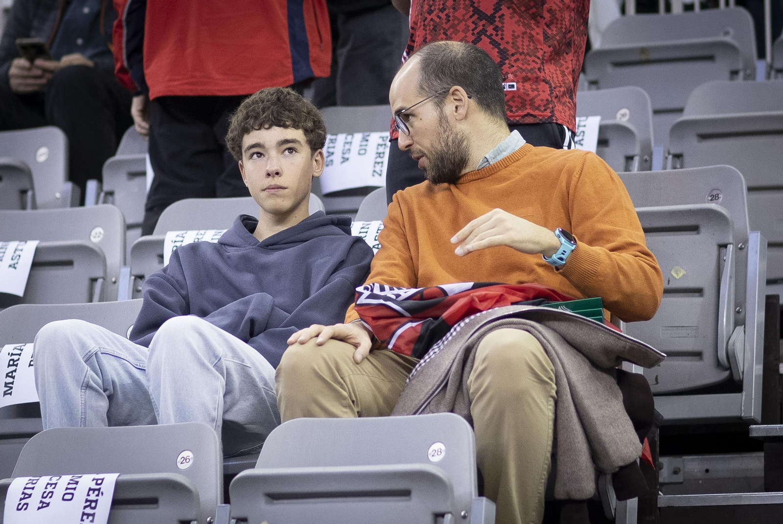 Encuántrate en la grada durante el Covirán Granada-Real Madrid