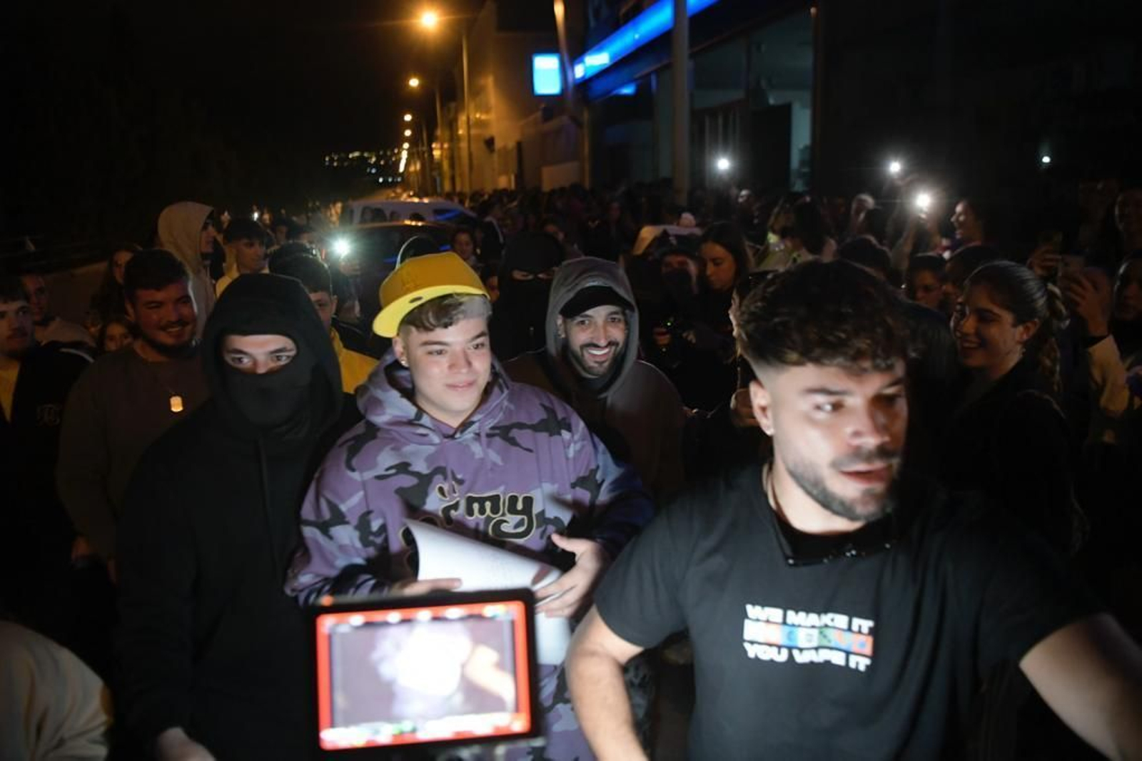 Hamburguesas, bebidas y coches de carreras: Saiko calienta el ambiente antes del concierto en Granada