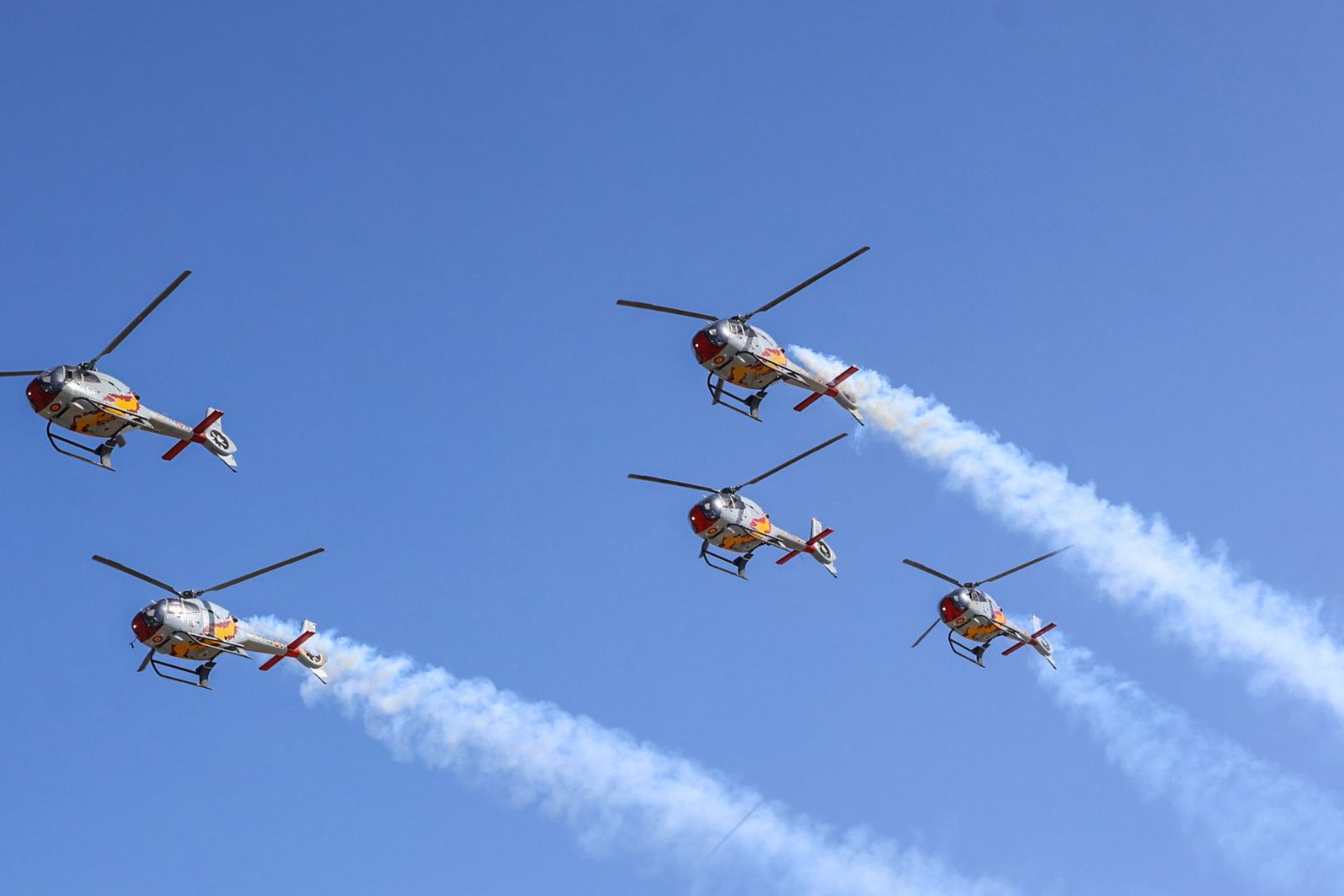 Fotografías de la exhibición aérea de la Patrulla Acrobática de Paracaidismo del Ejército del Aire 'Papea' y de la Patrulla Acrobática de Helicópteros 'ASPA'  en los actos de homenaje al centenario del Plus Ultra presidido por S.M. el Rey Felipe VI