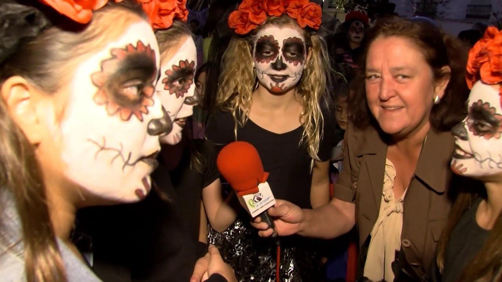 Jóvenes españolas en una fiesta de Halloween.