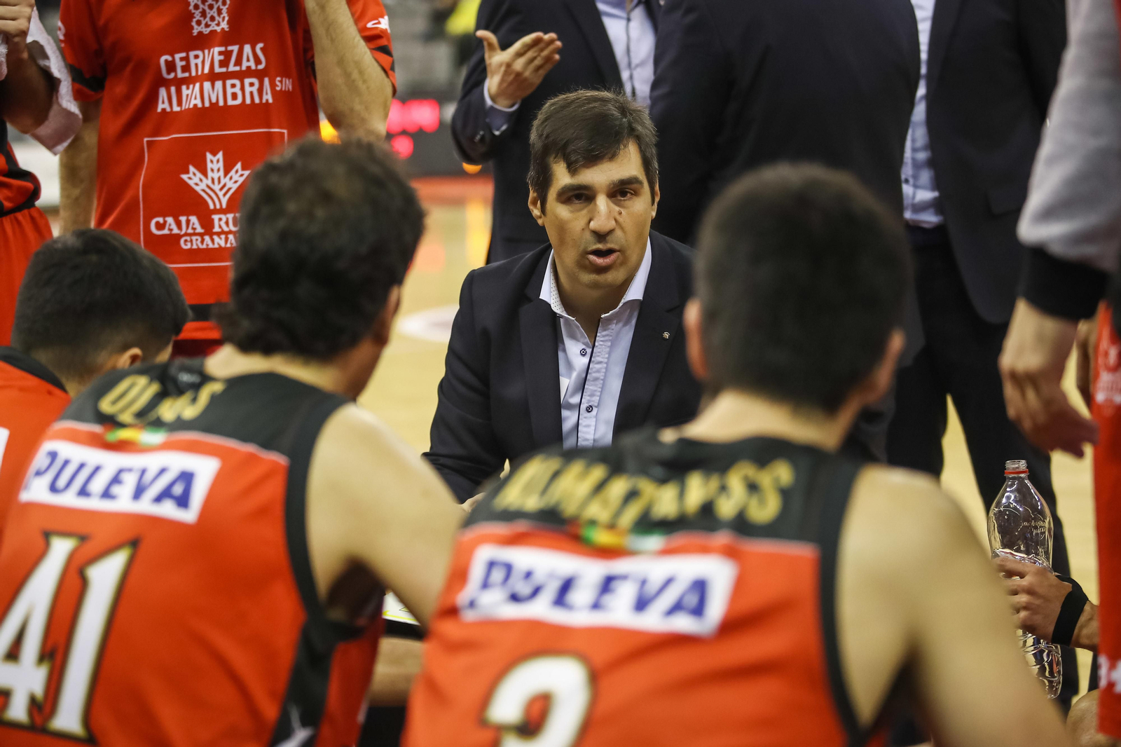 Pablo Pin da instrucciones a sus jugadores en el duelo de la presente temporada.