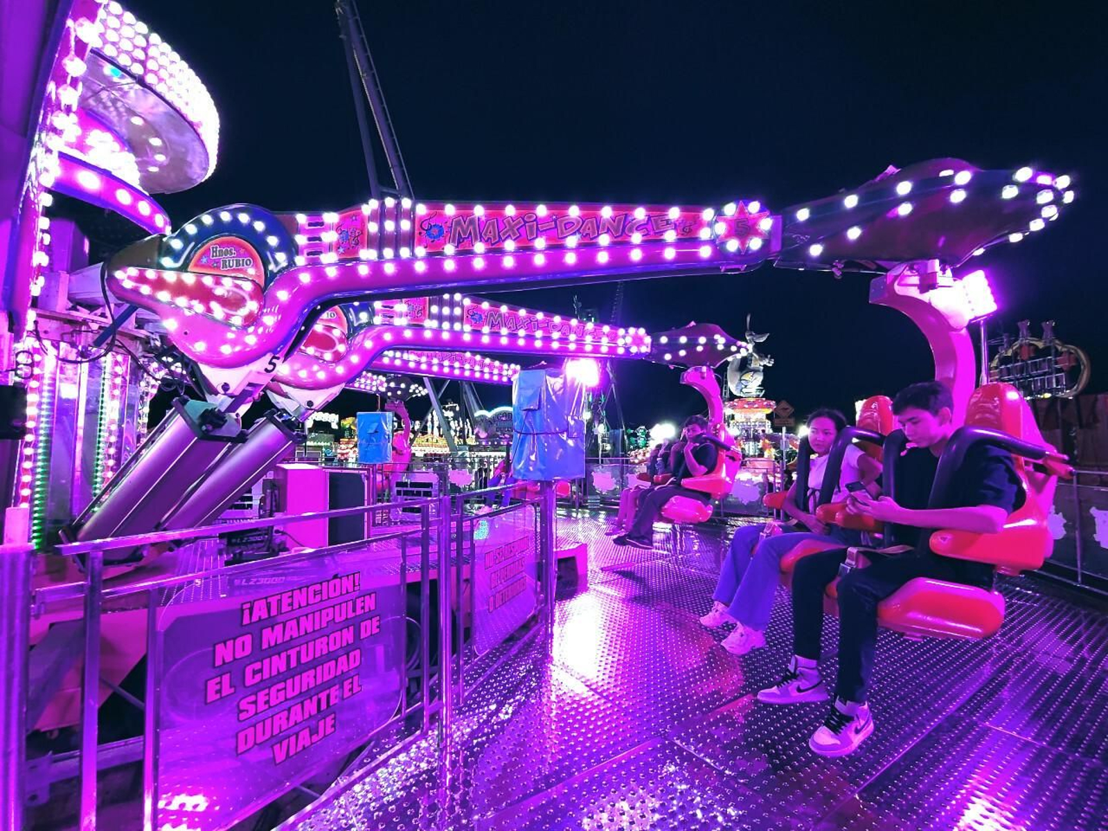 El Maxi-Dance de Hnos. Rubio es una de las atracciones que mayores sensaciones te dará por su velocidad. Una forma más extrema de disfrutar del clásico Saltamontes.