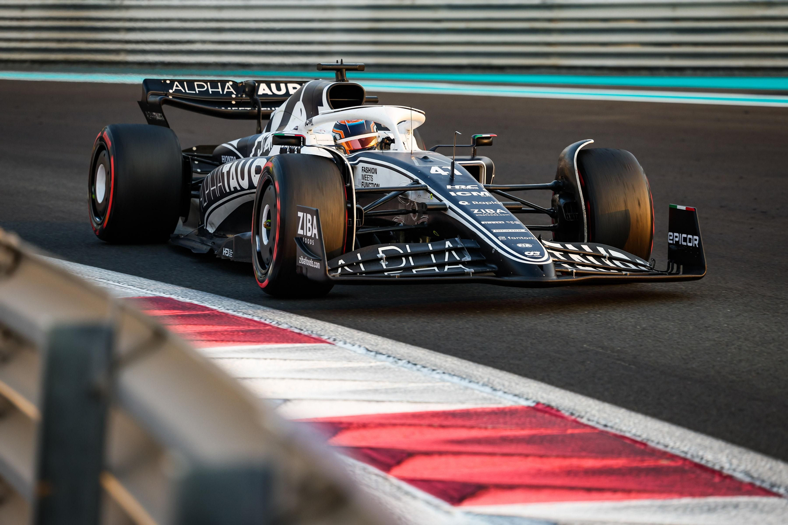 Las escuderías de  Fórmula uno se prueban tras el fin de temporada