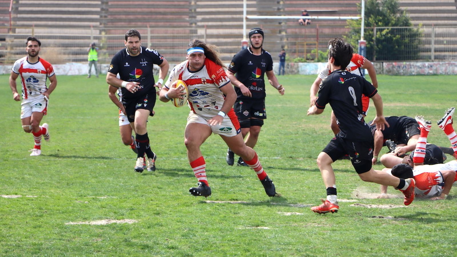 Un jugador cruzado se escapa en carrera ante la persecución rival.
