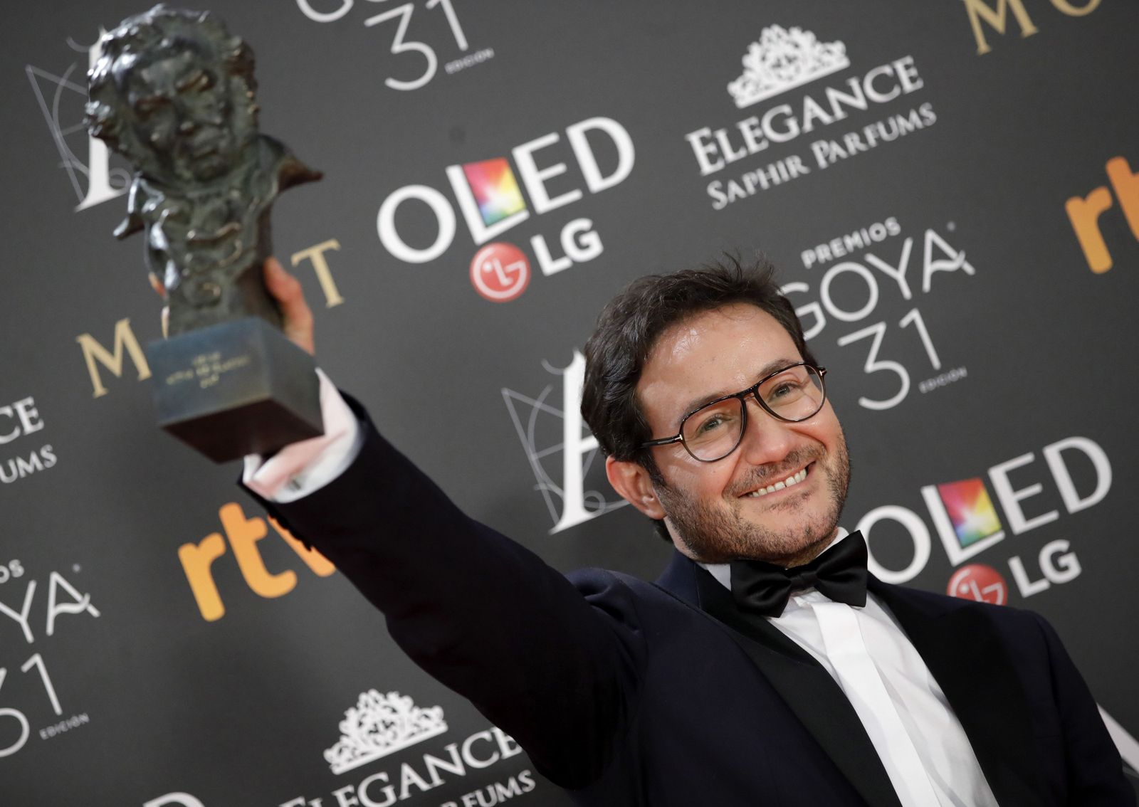 Carlos Santos posa tras recibir el Goya al mejor actor revelación por su papel en 'El hombre de las mil caras'.
