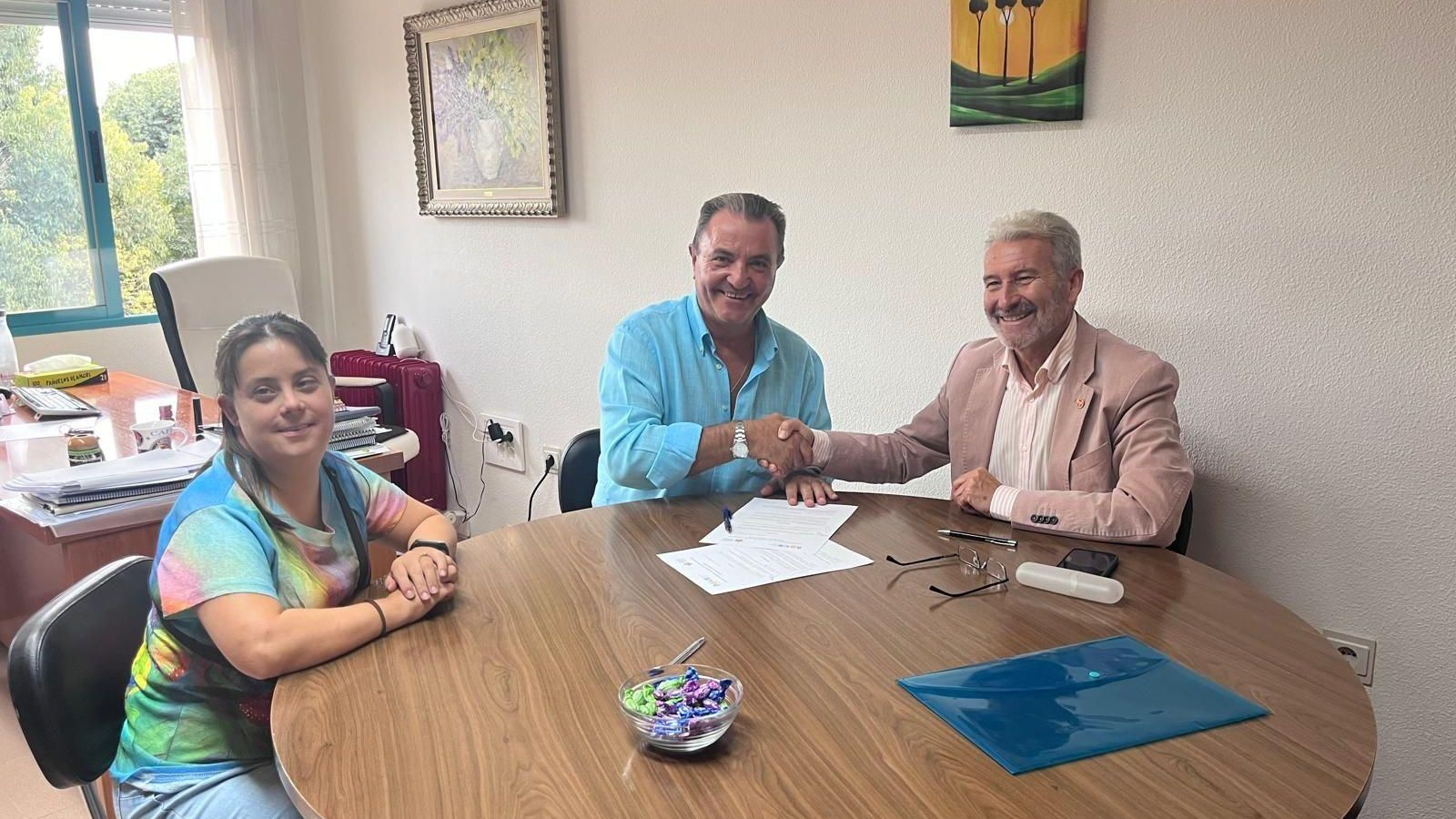 Firma del acuerdo entre José Espadafore, presidente de la Fundación Espadafor, y Francisco Hidalgo, presidente de Down Granada