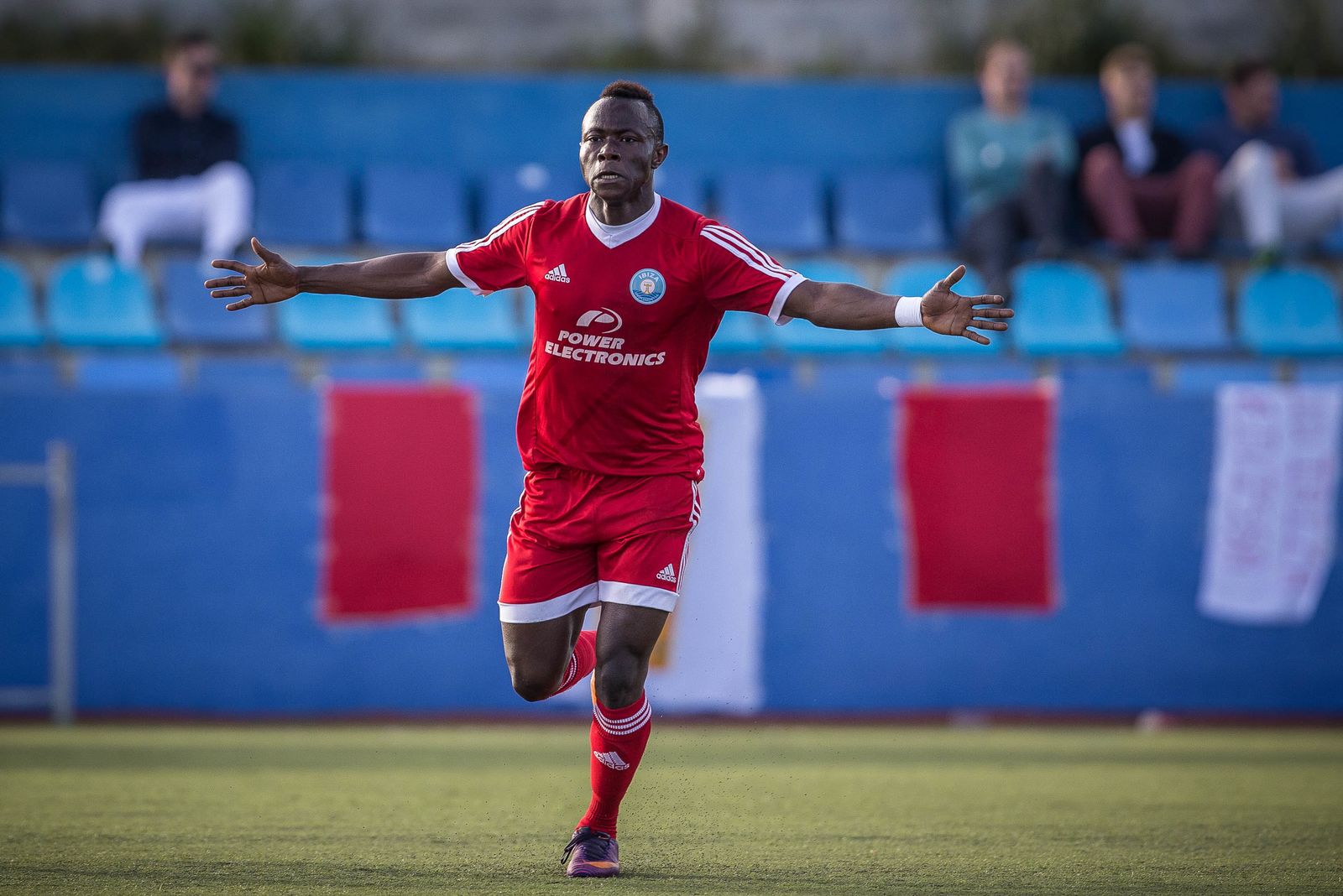 Moussa celebra un tanto.