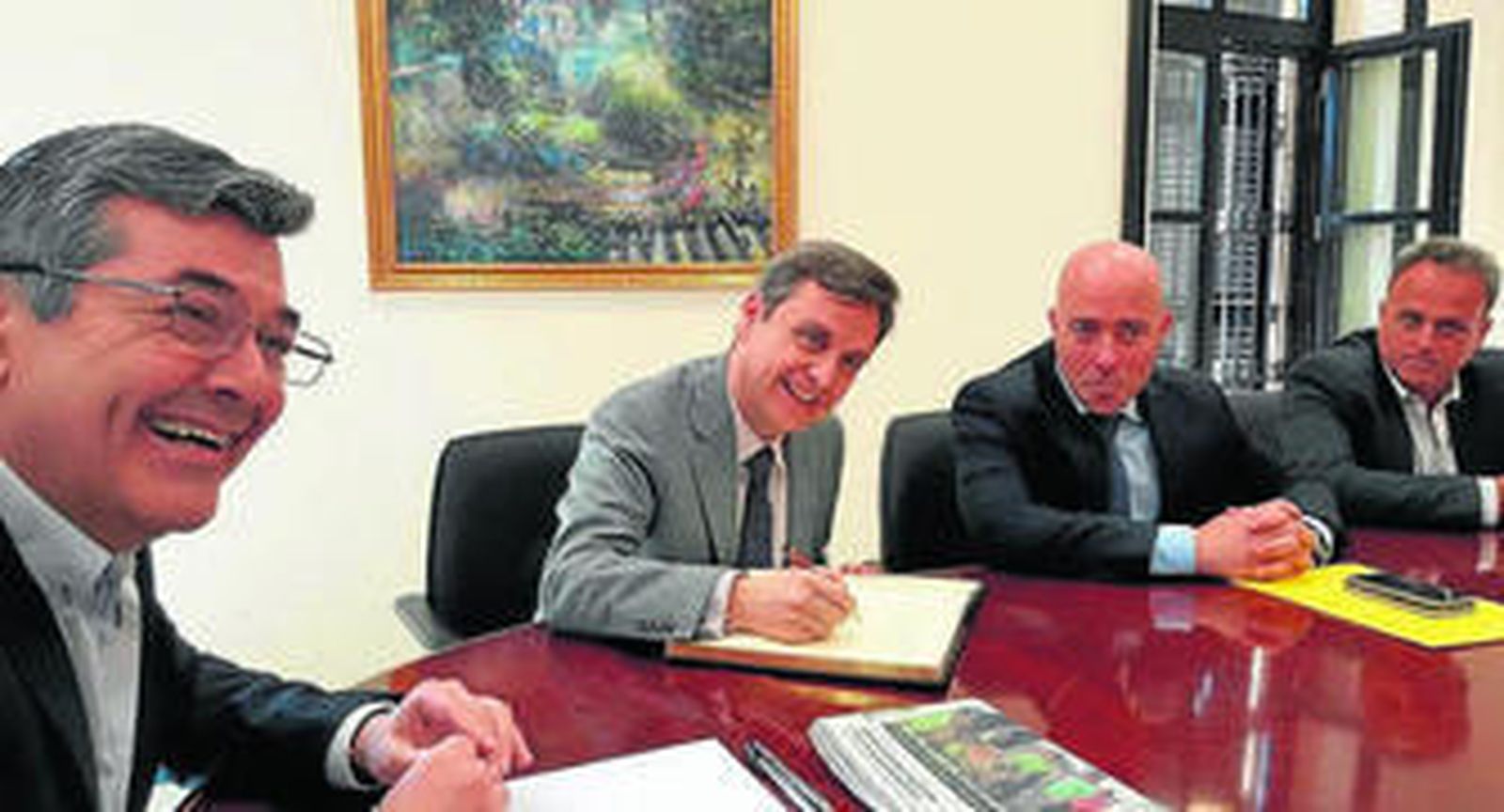 Antonio García Ferrer, segundo por la izquierda, ayer en la Mancomunidad de Municipios.