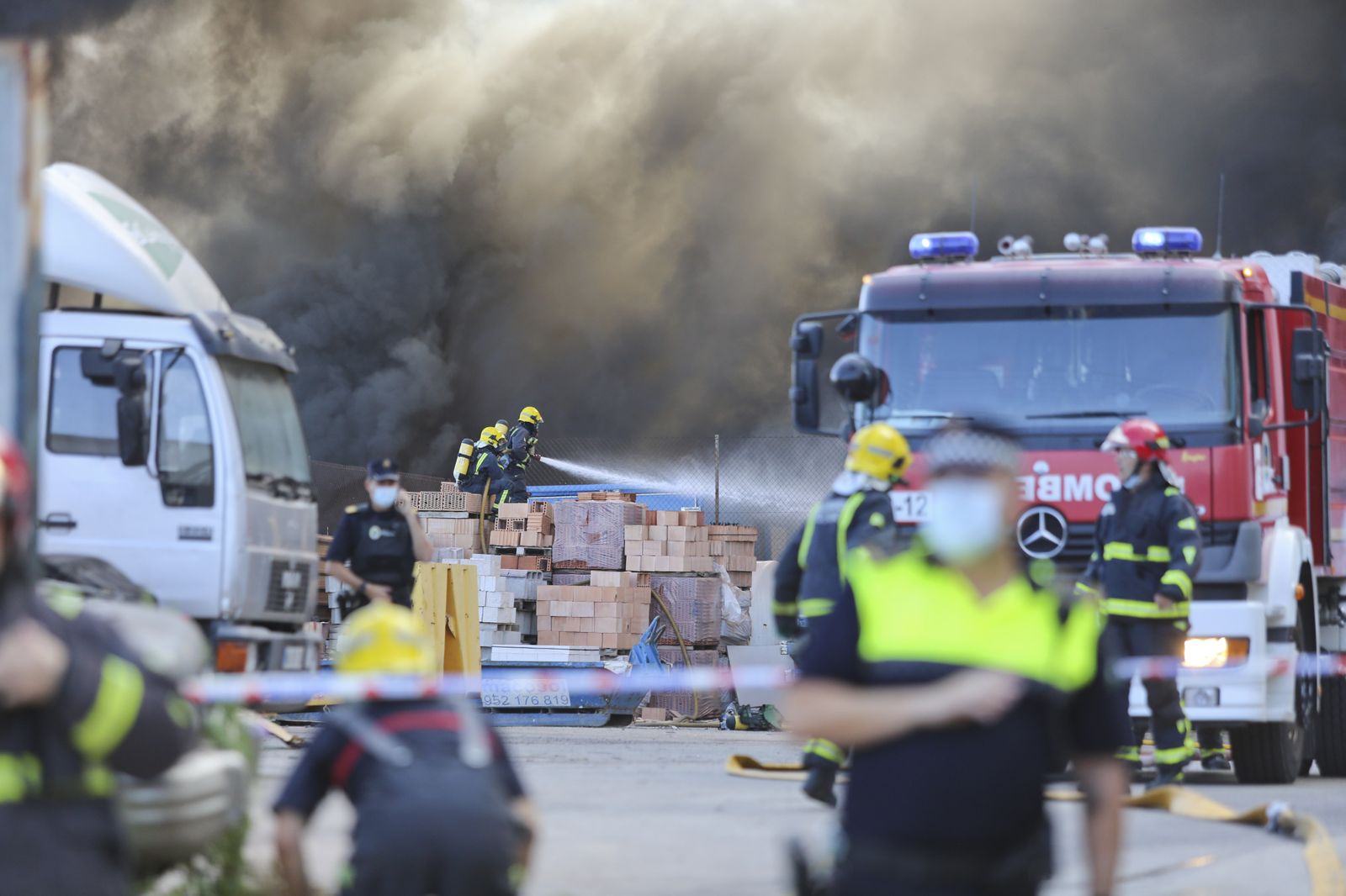 El incendio en el polígono Guadalhorce de Málaga, en fotos