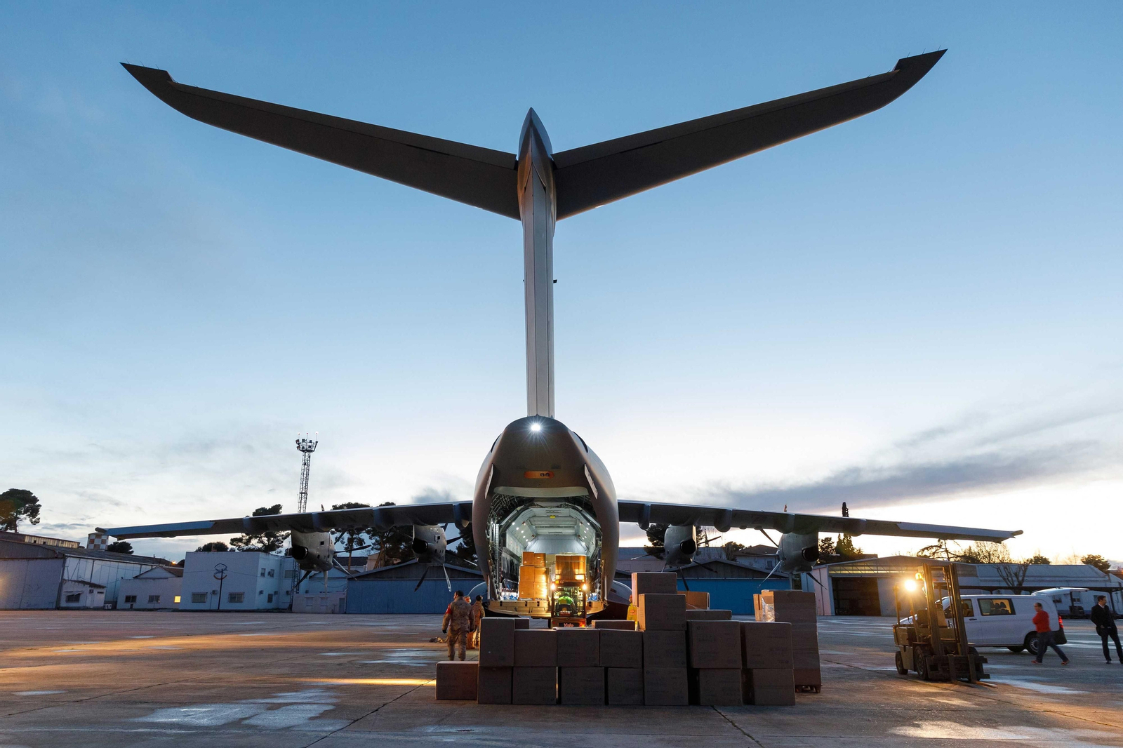 Descarga de mascarillas en el aeródromo de Getafe