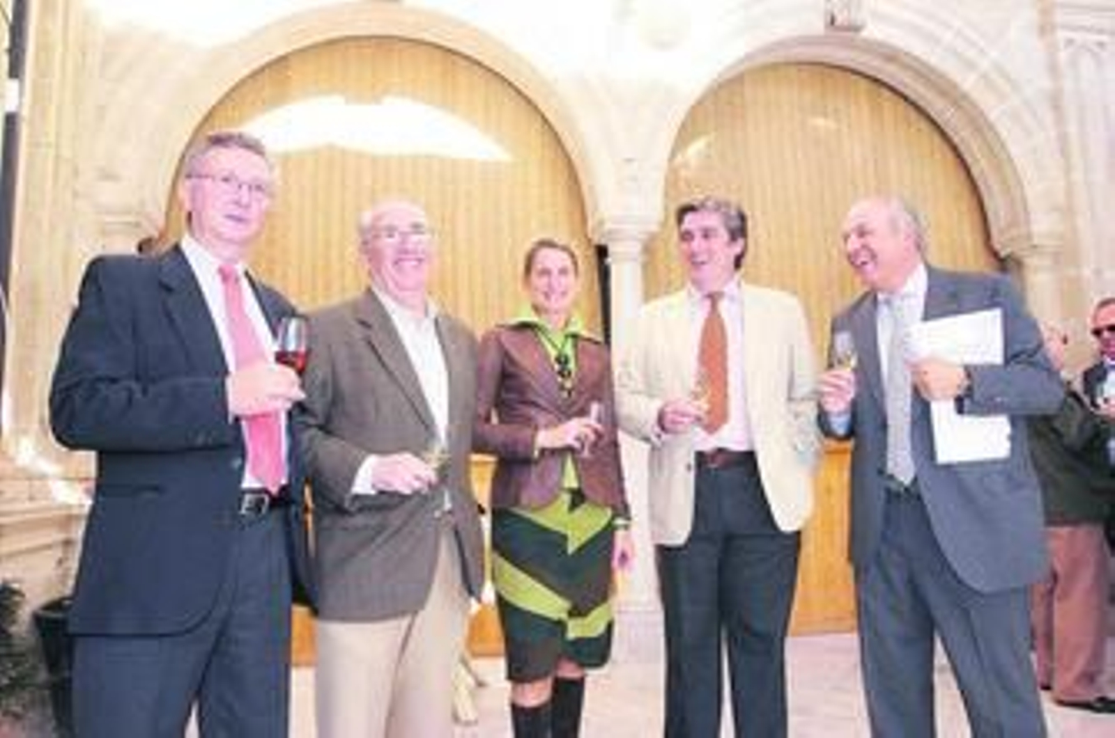 Manuel Barcell, Pepe Castaño, Cristina Luque, esposa de Mauricio hijo, junto a Braulio González y Juan Luis Vega, ayer en el Casino.