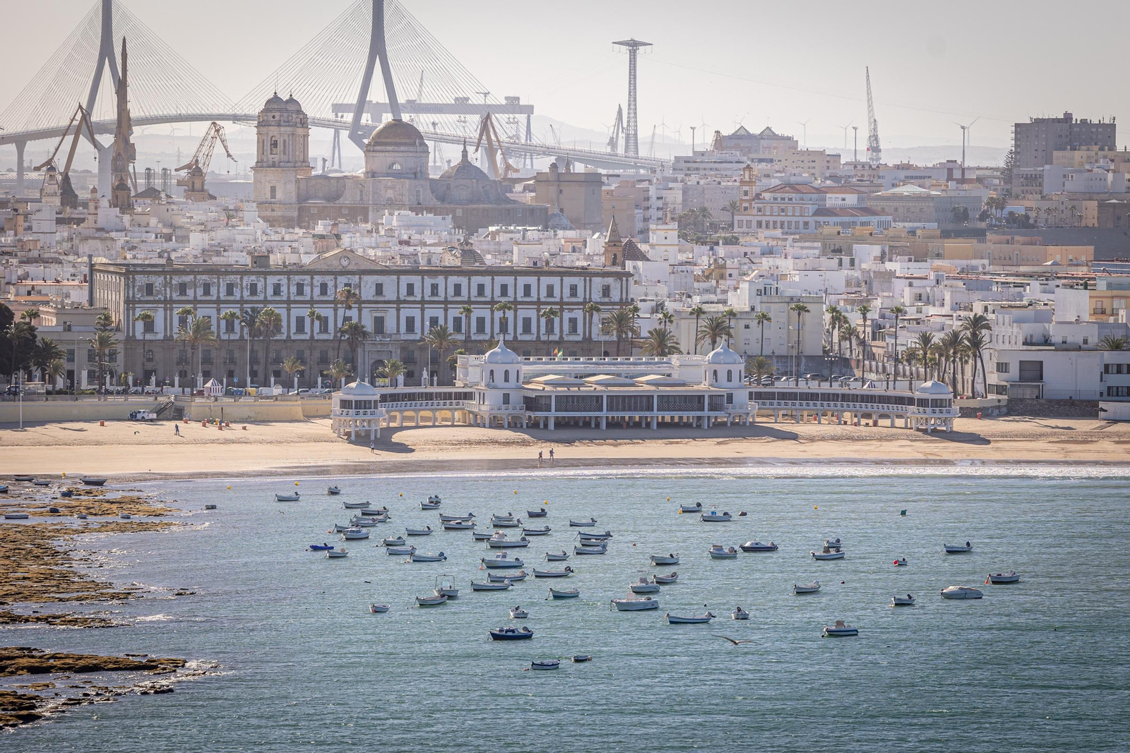 Imágenes del vuelo de despedida de los 'Sea King'  de la Quinta Escuadrilla de la FLOAN de la Armada por la Bahía de Cádiz