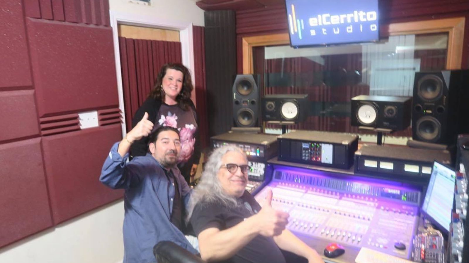 Catherine y Eddie Díaz, junto a Antonio Rey en el estudio el Cerrito.