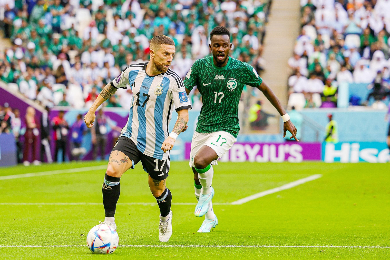 Papu Gómez domina la pelota ante Tambakti.