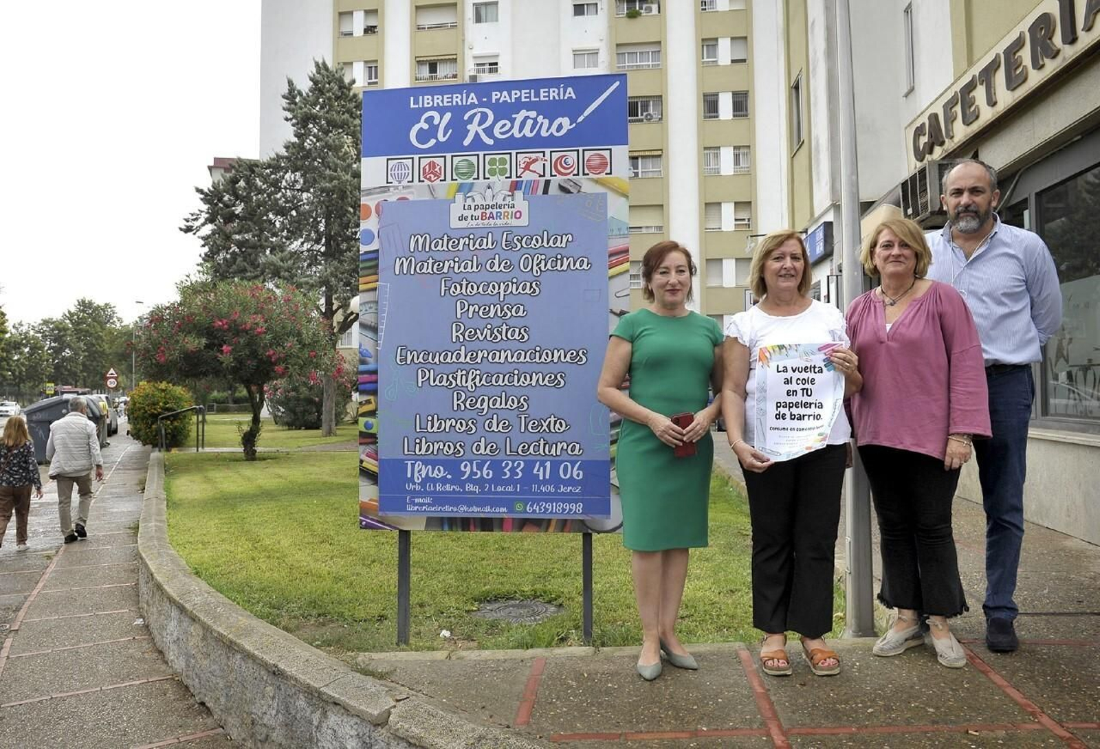 Isabel Gallardo con miembros de la asociación 'La papelería de tu barrio'.