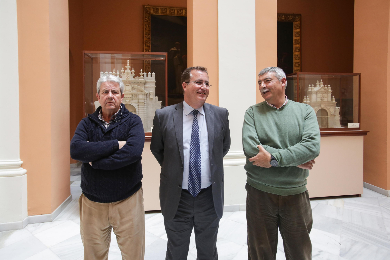 El delegado Juan Carlos Cabrera, en el centro, junto con los líderes del taxi Enrique Filgueras (izqda.) y Fernando Morales