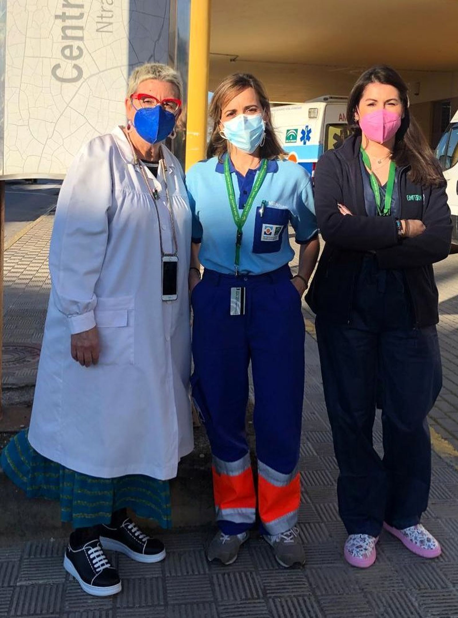 La galardonada en el centro acompañada a la izquierda por  la  directora del centro de salud Ntra. Sra. de las Nieves, María Victoria  Rodríguez, y a la derecha por la coordinadora de cuidados de este  centro, Ana Montero.