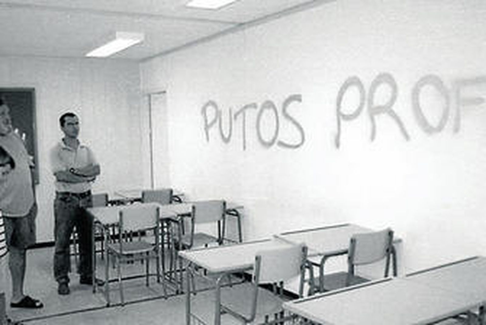 Pintadas contra los profesores en el Instituto Atalaya en el año 2001.
