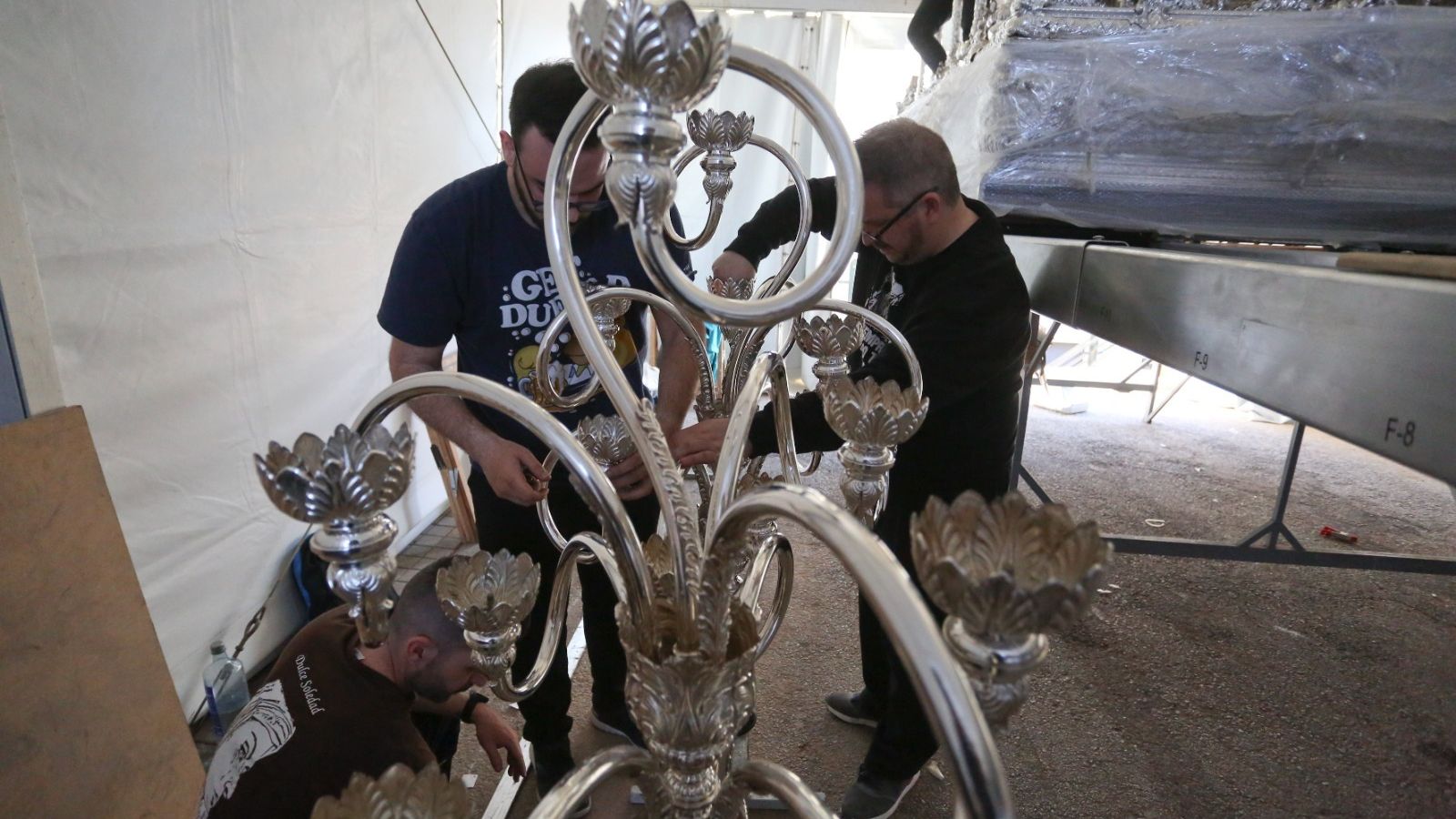 Albacería trabajando en el trono de la Virgen