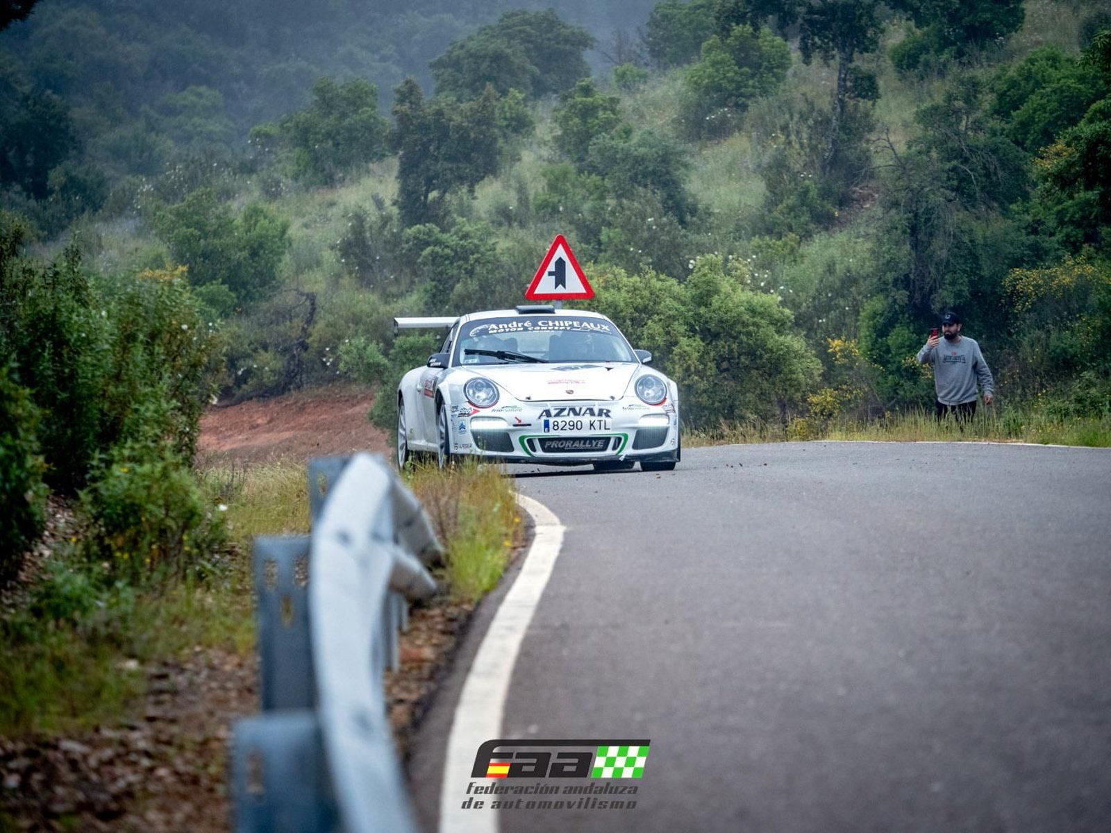 El vehículo de José Antonio Aznar a su paso por uno de los tramos del circuito de la prueba celebrada en tierras sevillanas.