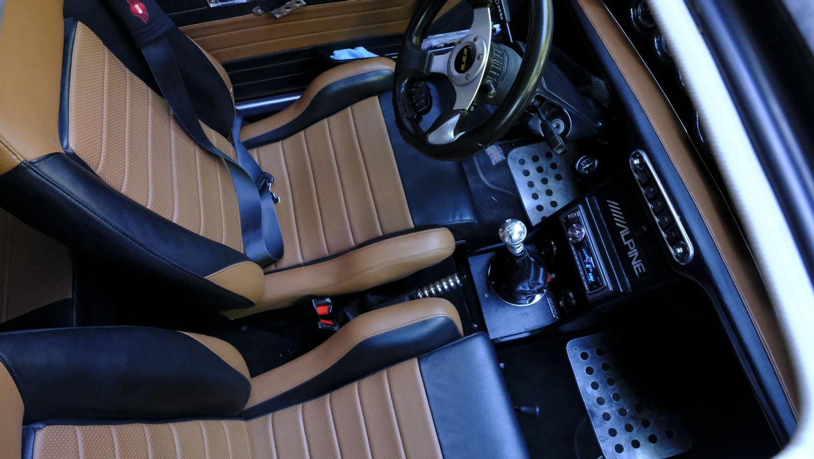 La exposición de Seat 600 y Mini Cooper en la Feria de Almería, en imágenes