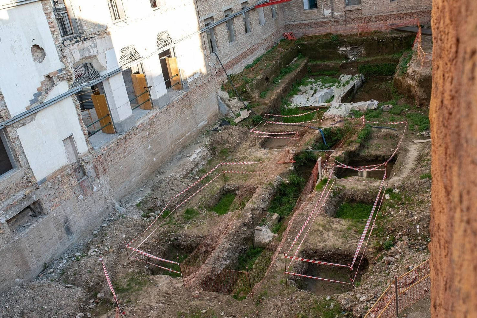 Estructuras arqueológicas halladas en el solar del emblemático edificio.