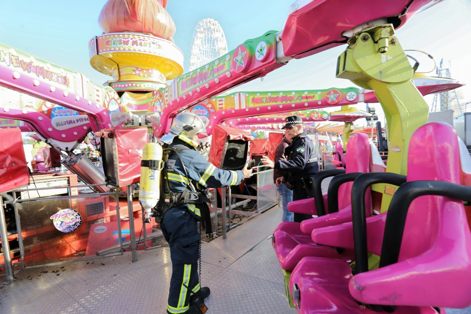 Una imagen de la atracción 'Maxi-Dance', con los bomberos inspeccionándola en la tarde de ayer tras su desalojo.