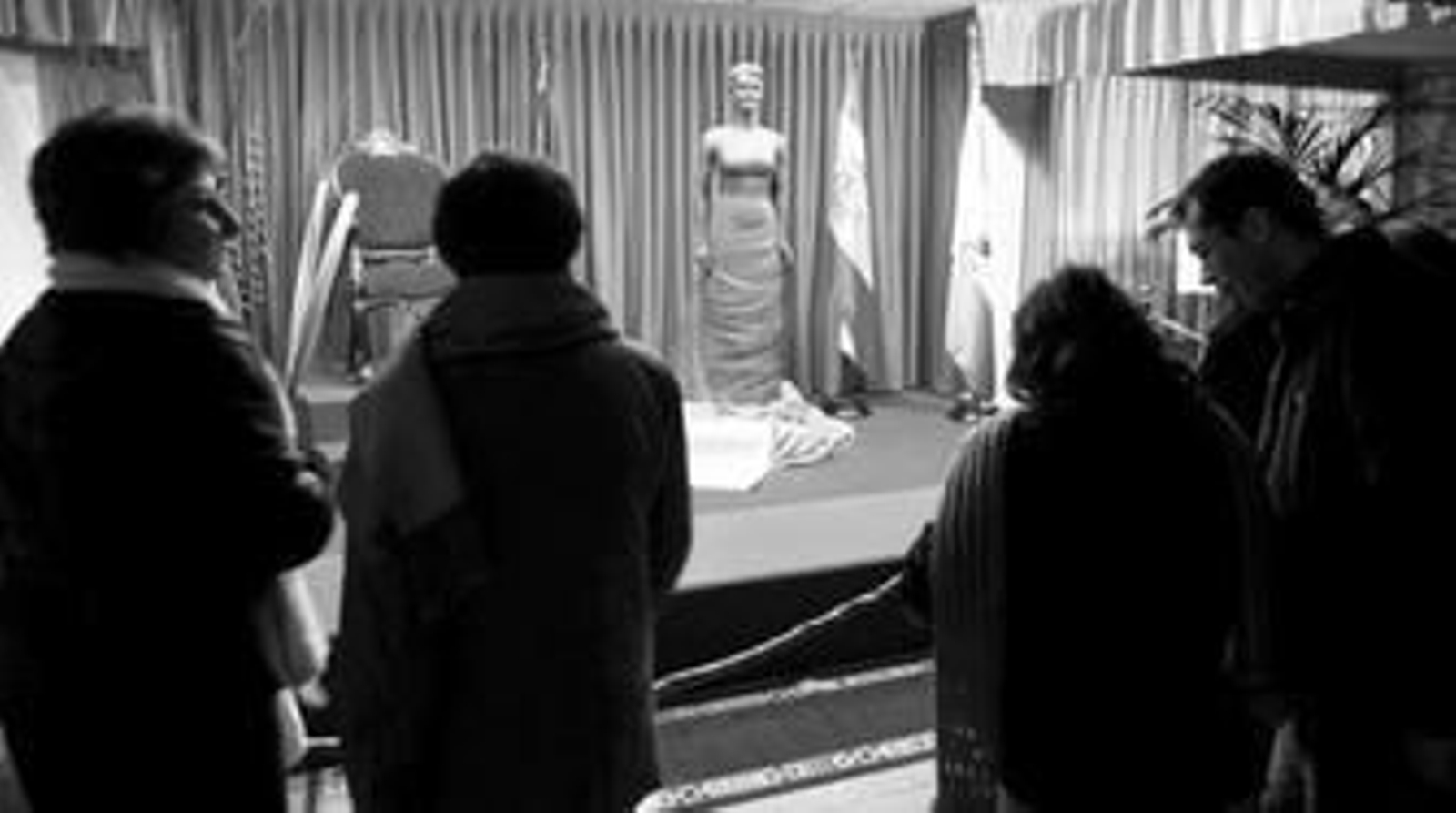 1. Un grupo de personas observa la talla en chocolate de la Princesa Letizia en una del Museo del Chocolate de Galleros Artesanos. 2. Portal de belén de chocolate de Galleros Artesanos. 3. Detalle de los Reyes Magos en chocolate que ha incorporado Productos Garrido a su museo. 4. El torero Ortega Cano visitó ayer la estatua de chocolate inspirada en su esposa, Rocío Jurado.. 5. El fundador de Productos Garrido, Andrés Garrido, en el mostrador de despacho. 6. El gerente de Galleros Artesanos, Ramón Garrido, posa delante de un grupo de personas que retiran dulces en la zona de ventas de la empresa. 7. El gerente de La Flor de Rute, Juan José Garrido, posa delante del Castillo de Disney que ha incorporado este año a su museo. 7. Dos empleados de Destilerías Duente trabajan en el Museo del Anís.