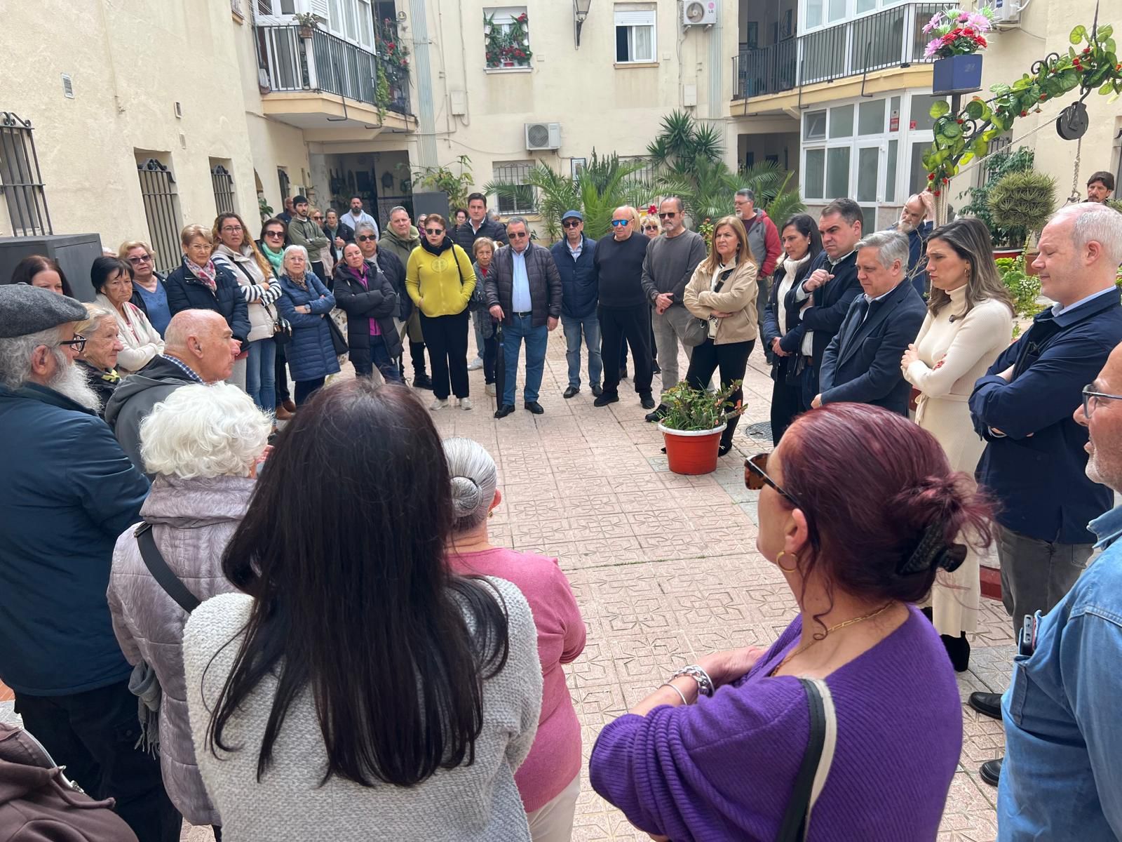Un momento de la reunión de los socialistas con los vecinos de Puntales.