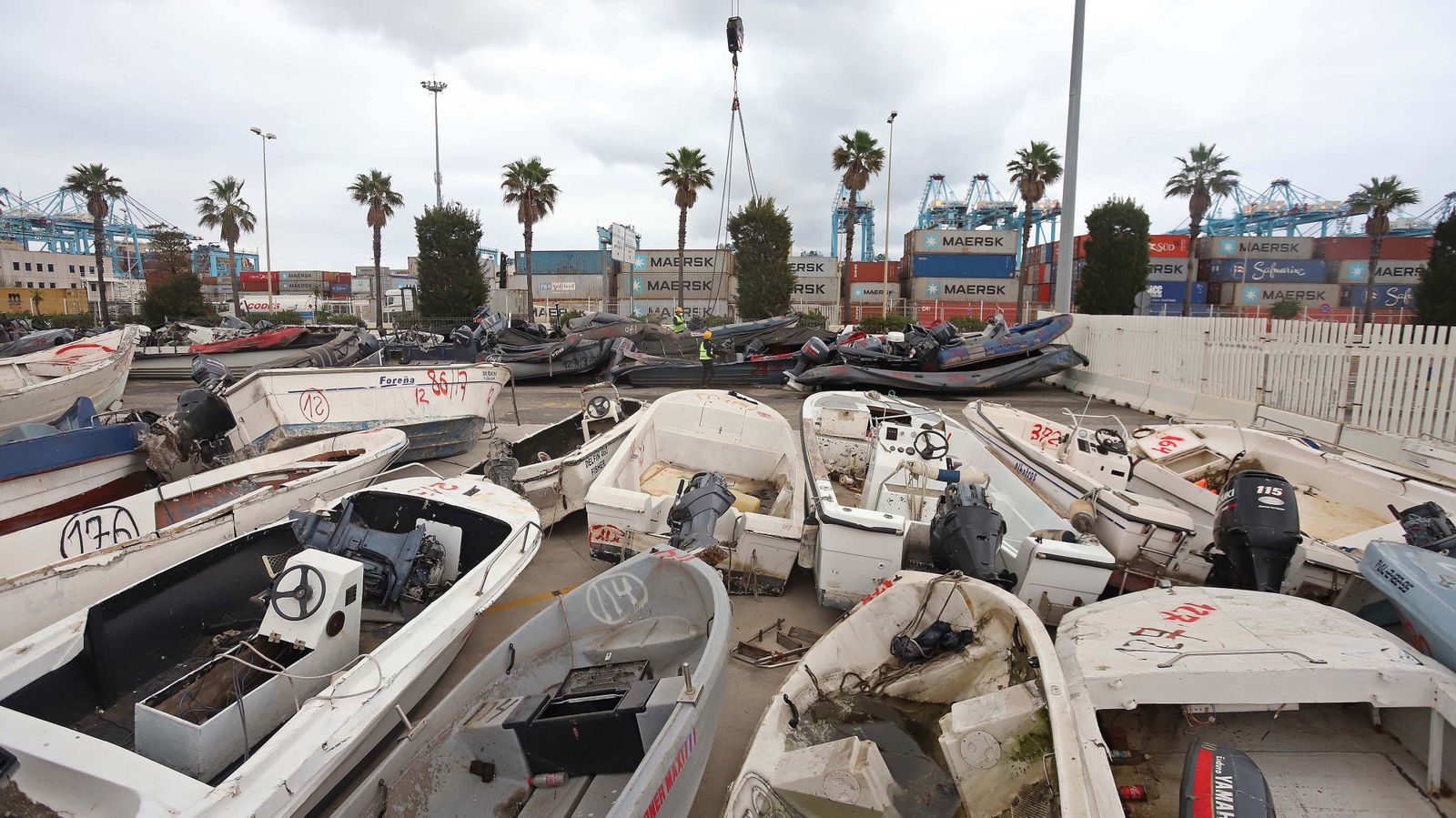 Fotos de la retirada de las narcoembarcaciones del puerto de Algeciras