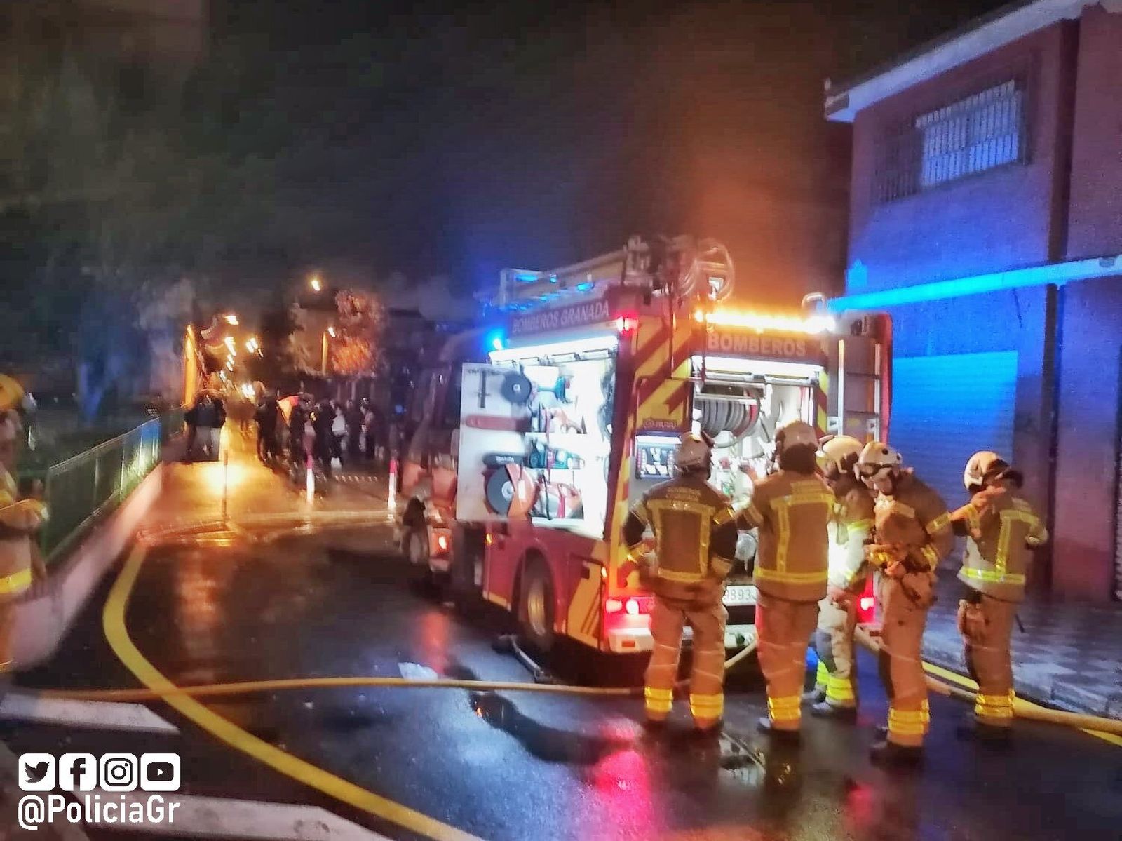 Momento de la intervención de los Bomberos de Granada en la vivienda incendiada