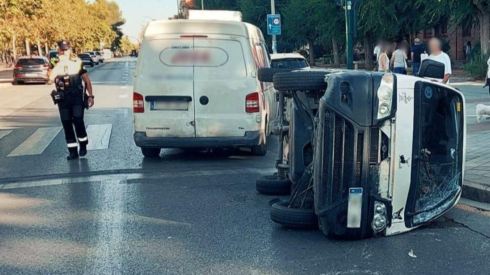 El vehículo volcado en la calle Joaquina Eguaras