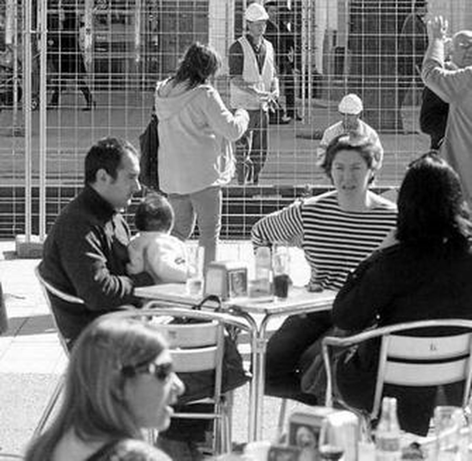 La terraza de un establecimiento, junto a las obras del tranvía.
