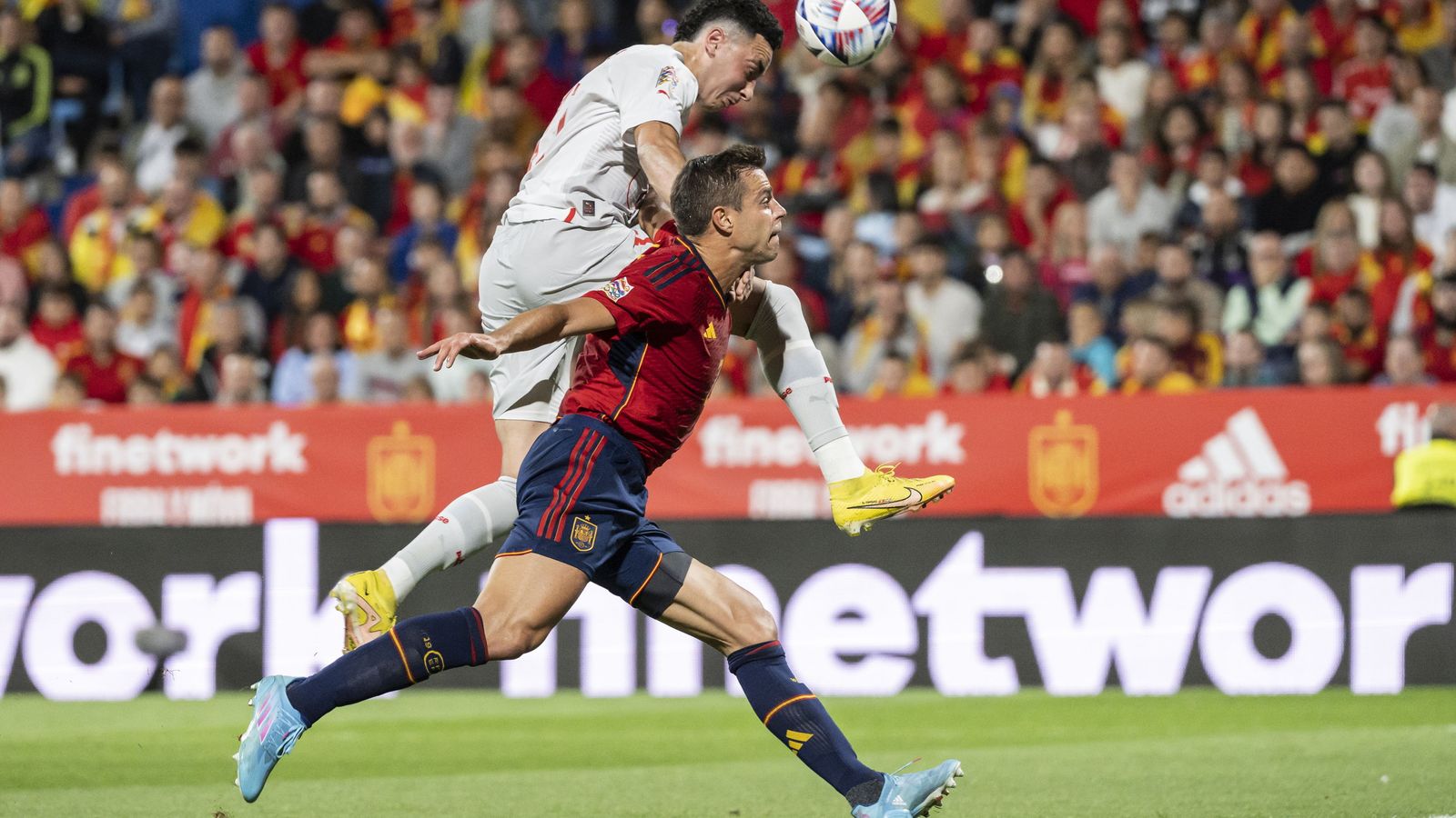 Azpilicueta intenta llegar a una pelota.