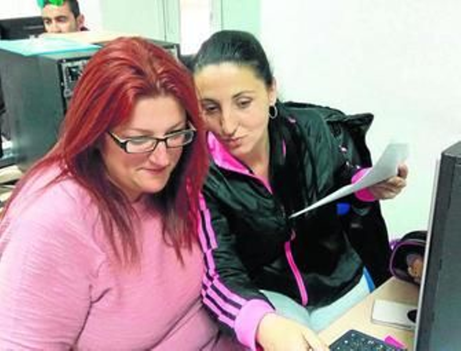 Dos chicas durante el periodo de formación.