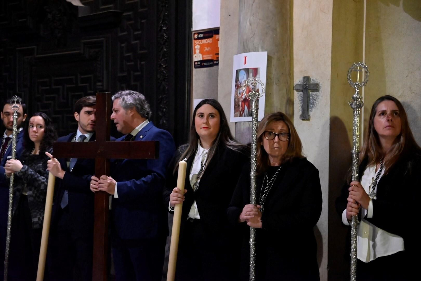 El Cristo de la Piedad preside el vía crucis de las cofradías, en imágenes