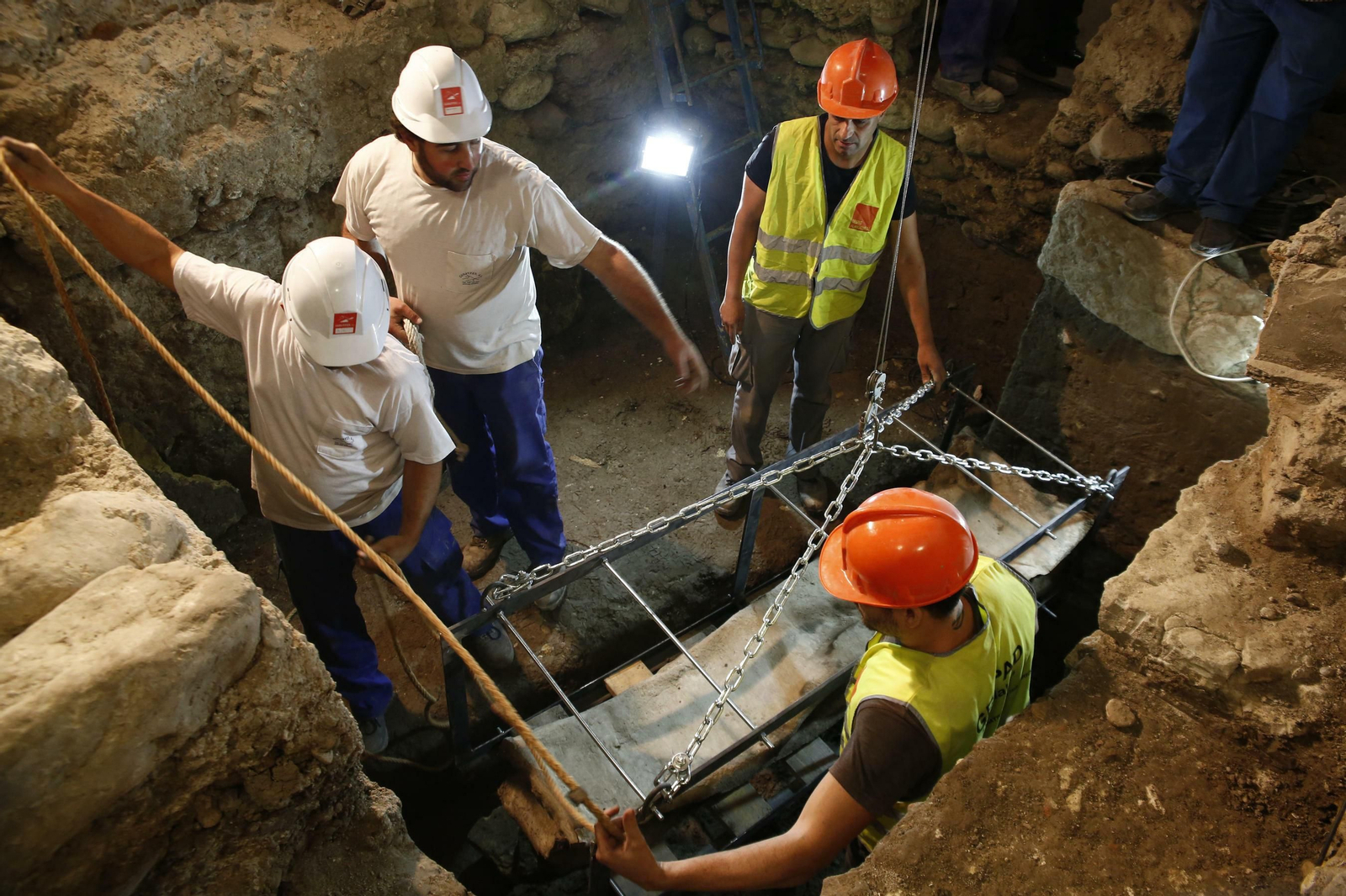 La extracción del sarcófago romano, en imágenes