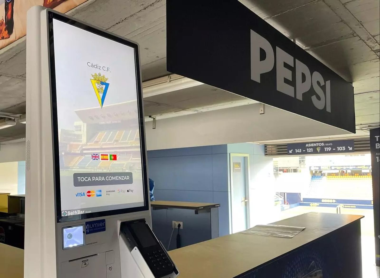 Kiosco digital en una cantina del estadio.