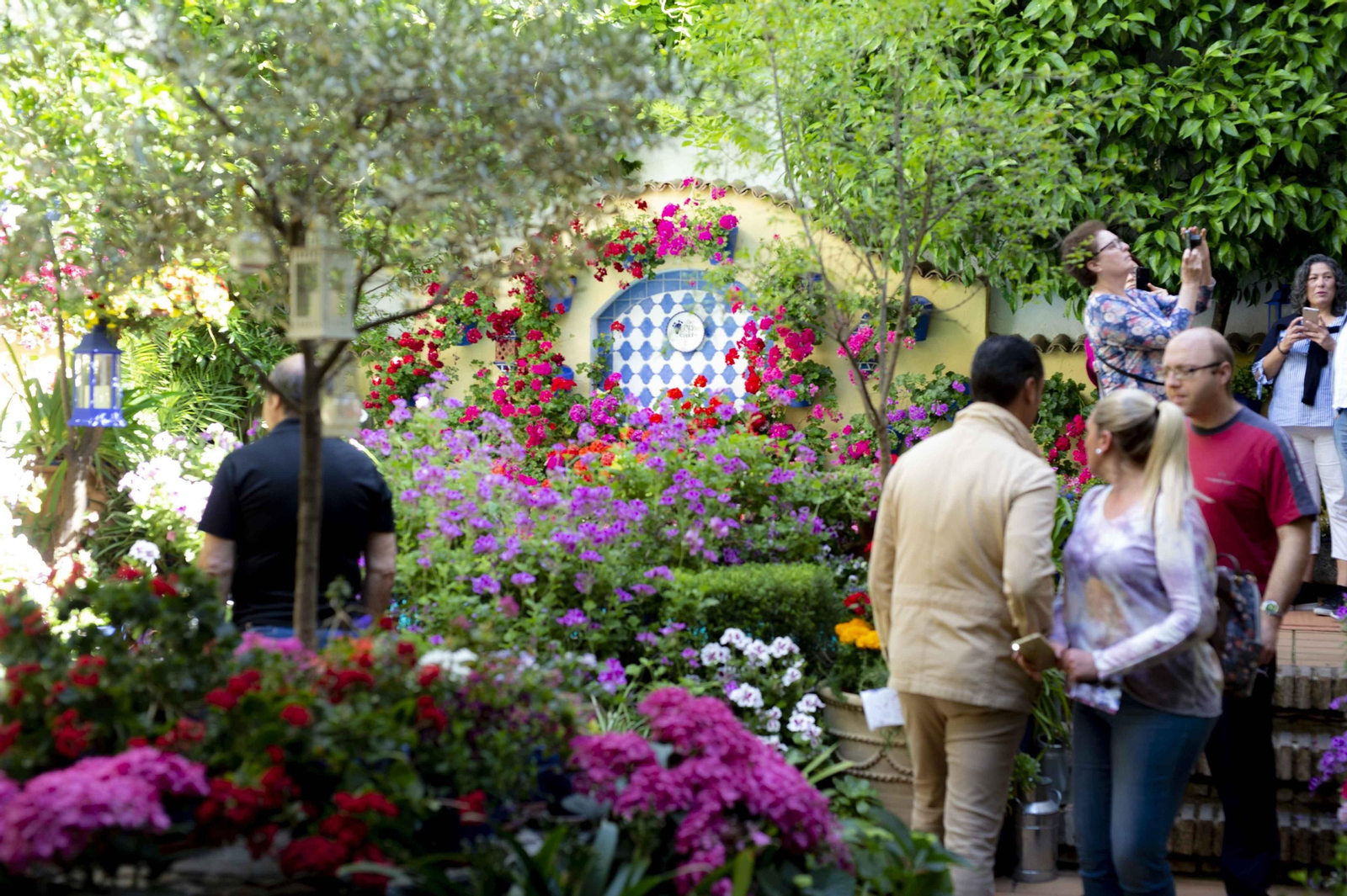 Turistas en un patio de la zona del Realejo.