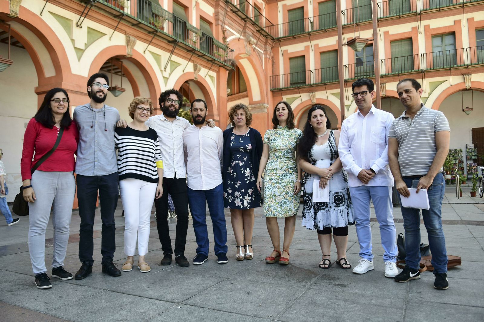 Integrantes de Podemos e IU, en la plaza de la Corredera.