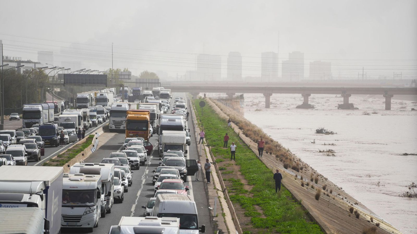Así han quedado las calles de Valencia: desolación, barro y coches amontonados