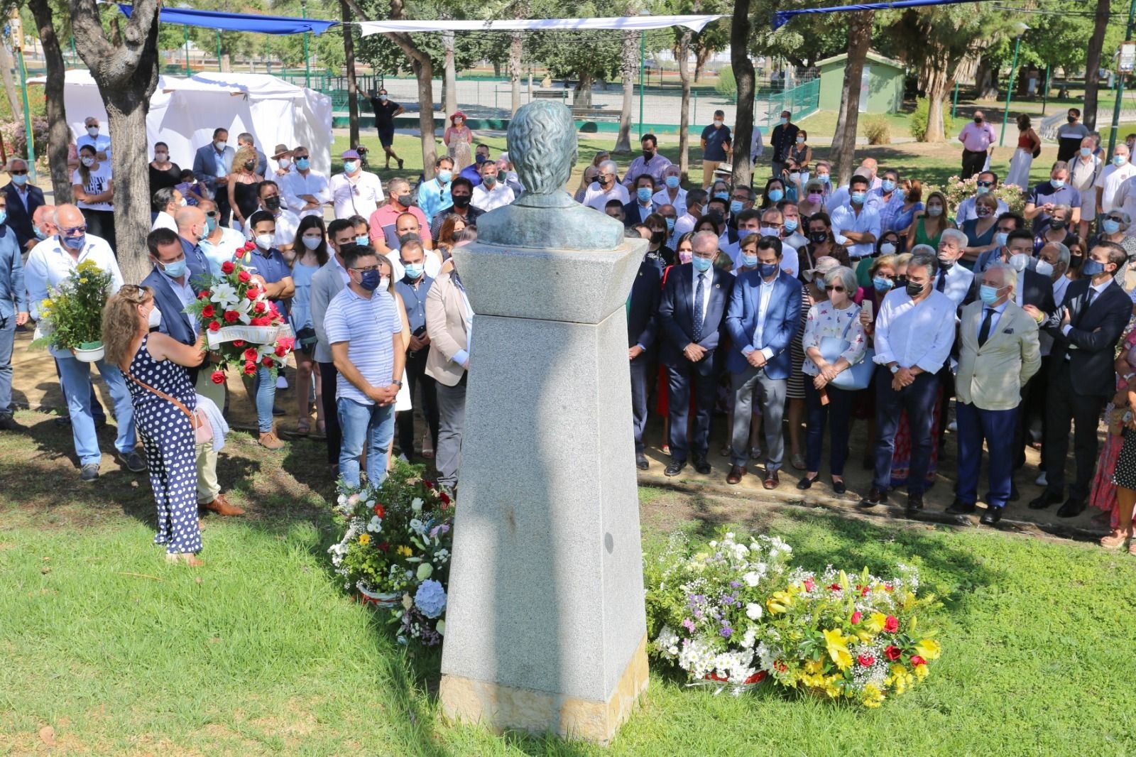 Momento en el que depositan las flores ante el busto de Martín Carpena