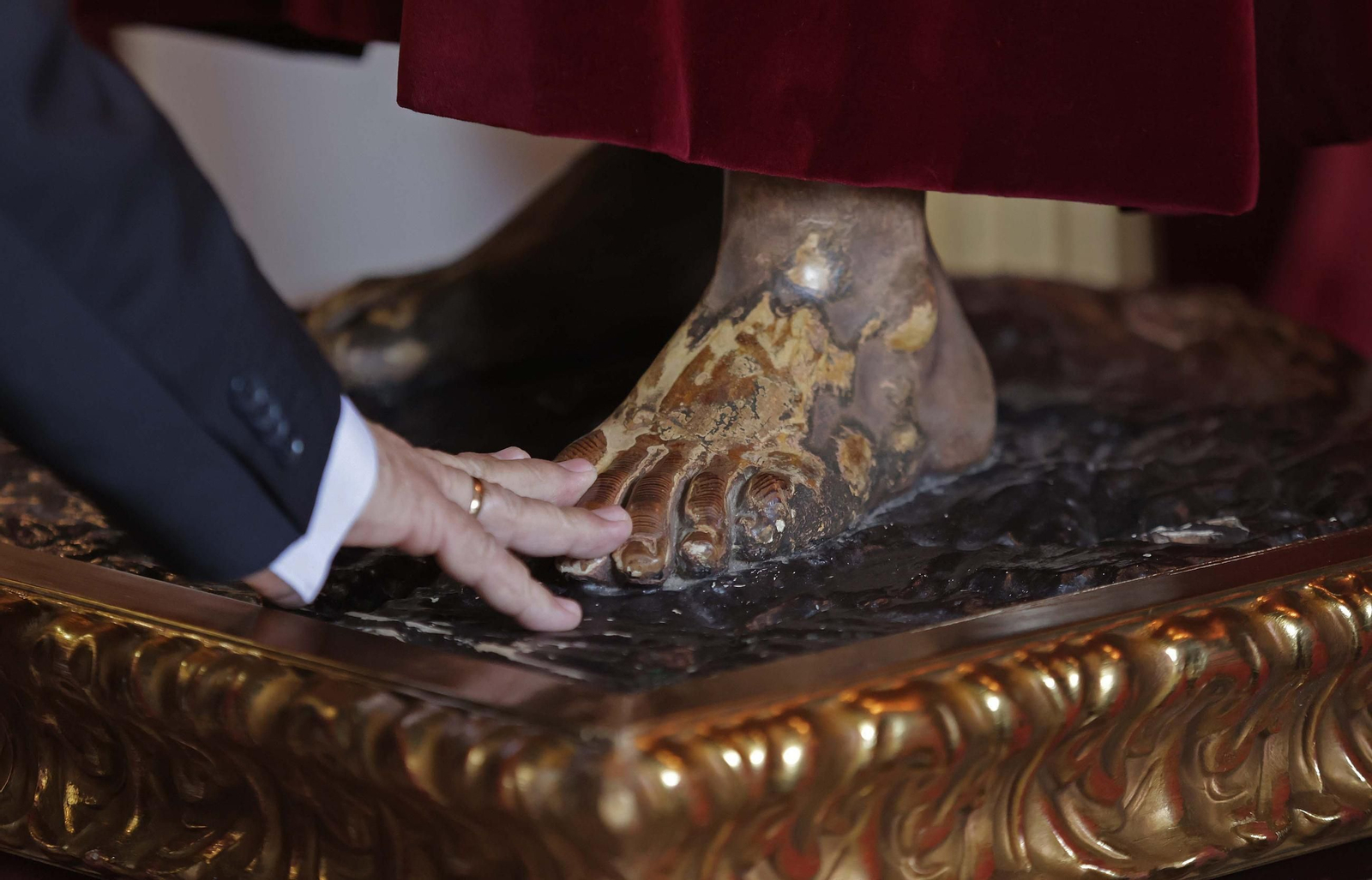 El tradicional besapiés del Cristo de Medinaceli de Algeciras, en imágenes